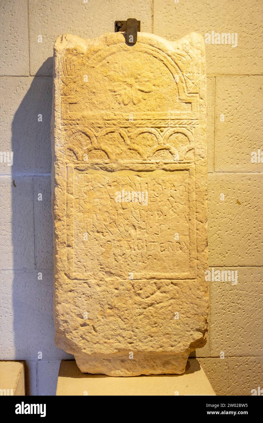 estela funeraria decorada con arquerias, dedicada a Caius Annius Politicus, siglo II, Museo-Centro de Interpretación del parque arqueológico de Segóbr Stock Photo