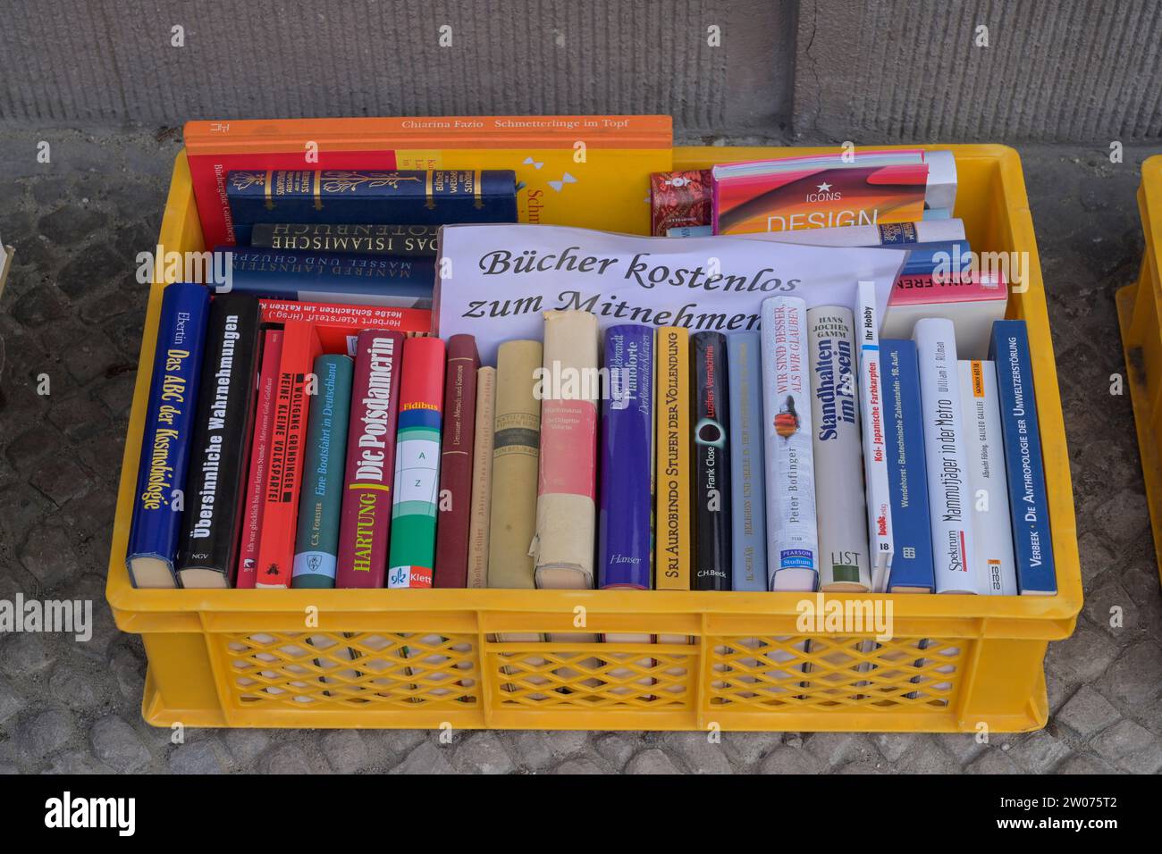 Bücher zu verschenken, Buchhandlung, Antiquariat, Martin Luther Straße, Schöneberg, Berlin, Deutschland Stock Photo