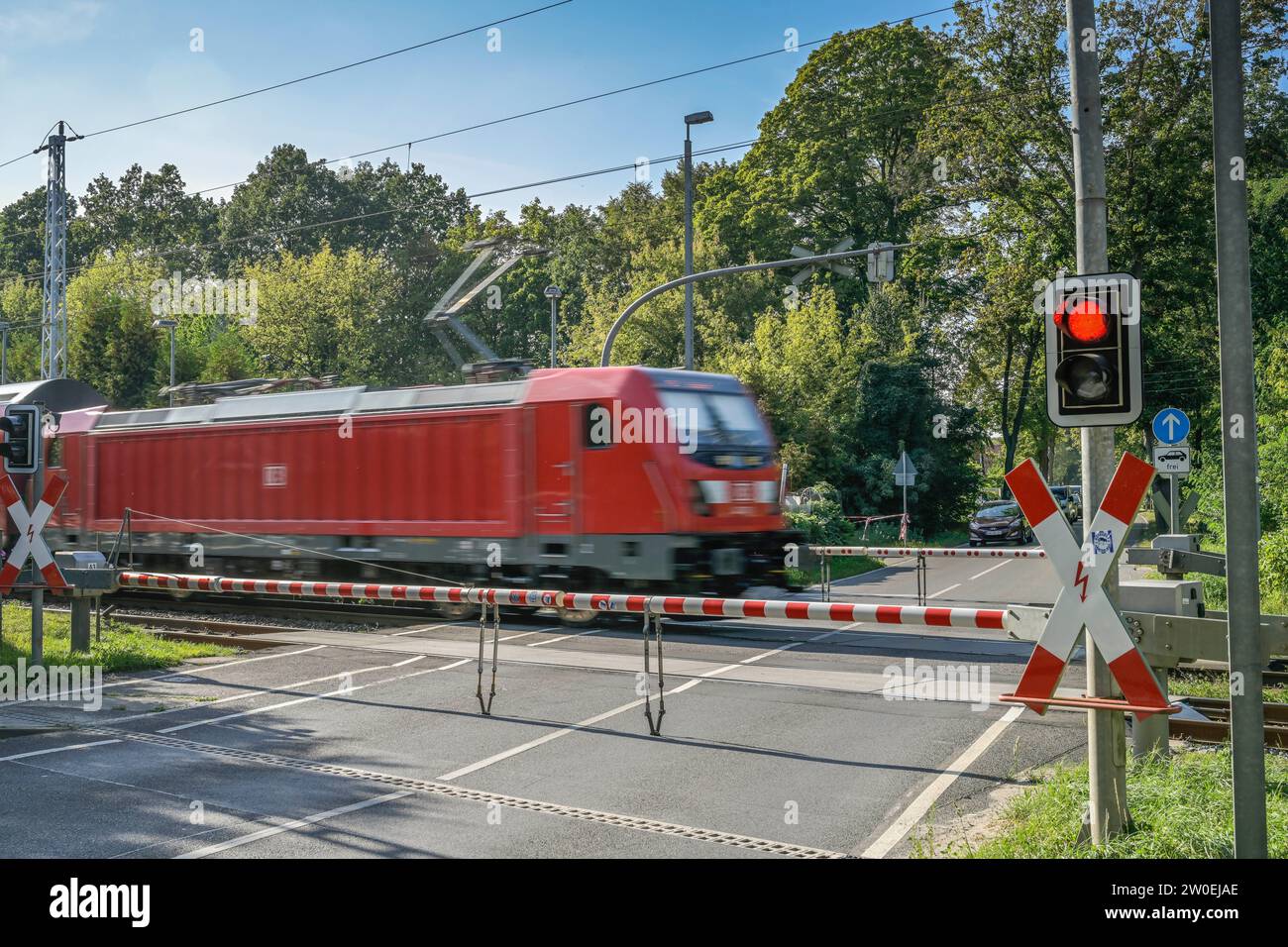 Lokomotive, beschrankter Bahnübergang, Melchow am Rügen, Brandenburg, Deutschland Stock Photo