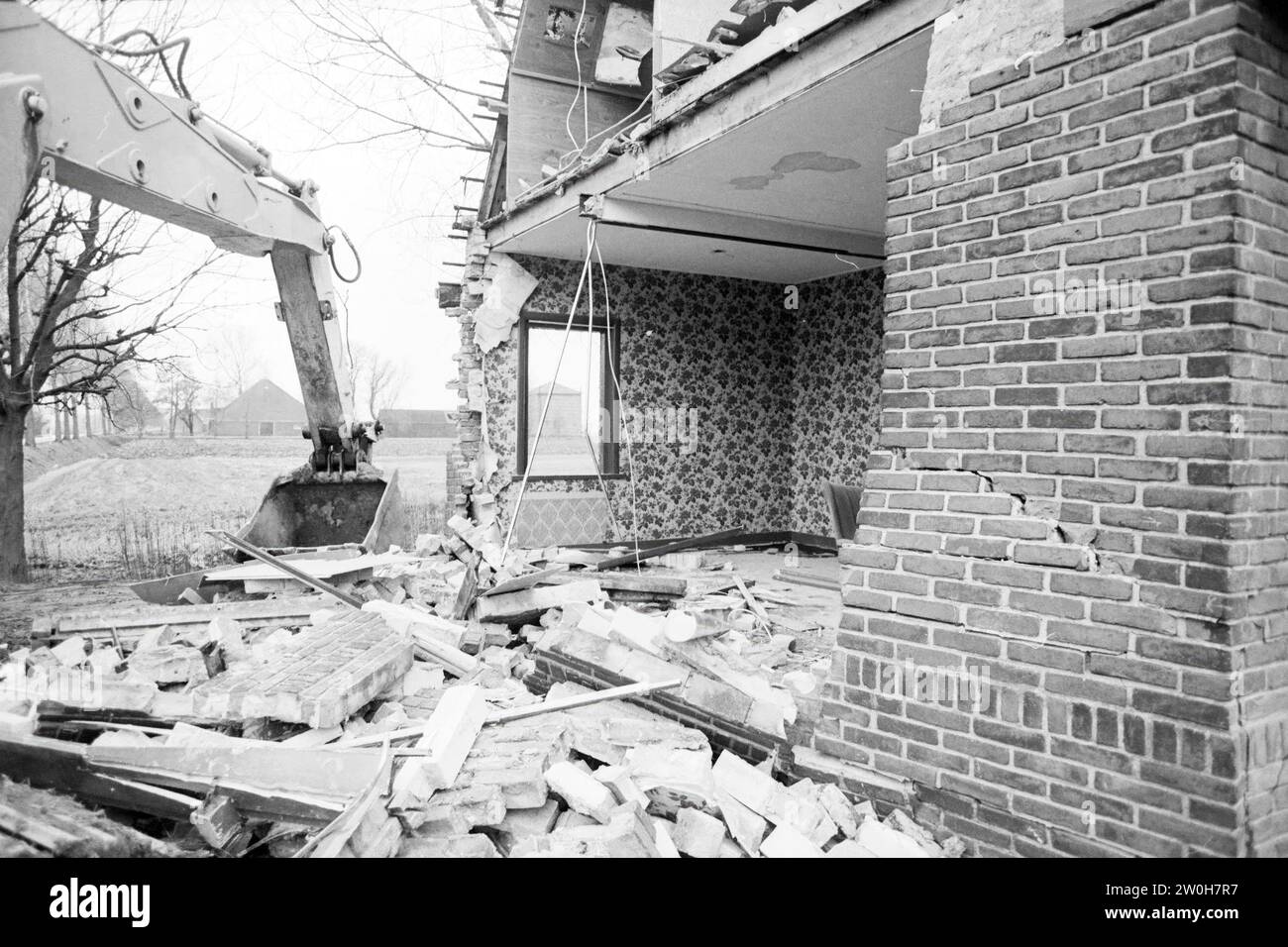 Demolition house Rijnlanderweg, De Hoek, Hoofddorp, Houses and house construction, Demolition, demolition, demolition yards, Hoofddorp, Rijnlanderweg, The Netherlands, 19-11-1981, Whizgle News from the Past, Tailored for the Future. Explore historical narratives, Dutch The Netherlands agency image with a modern perspective, bridging the gap between yesterday's events and tomorrow's insights. A timeless journey shaping the stories that shape our future. Stock Photo