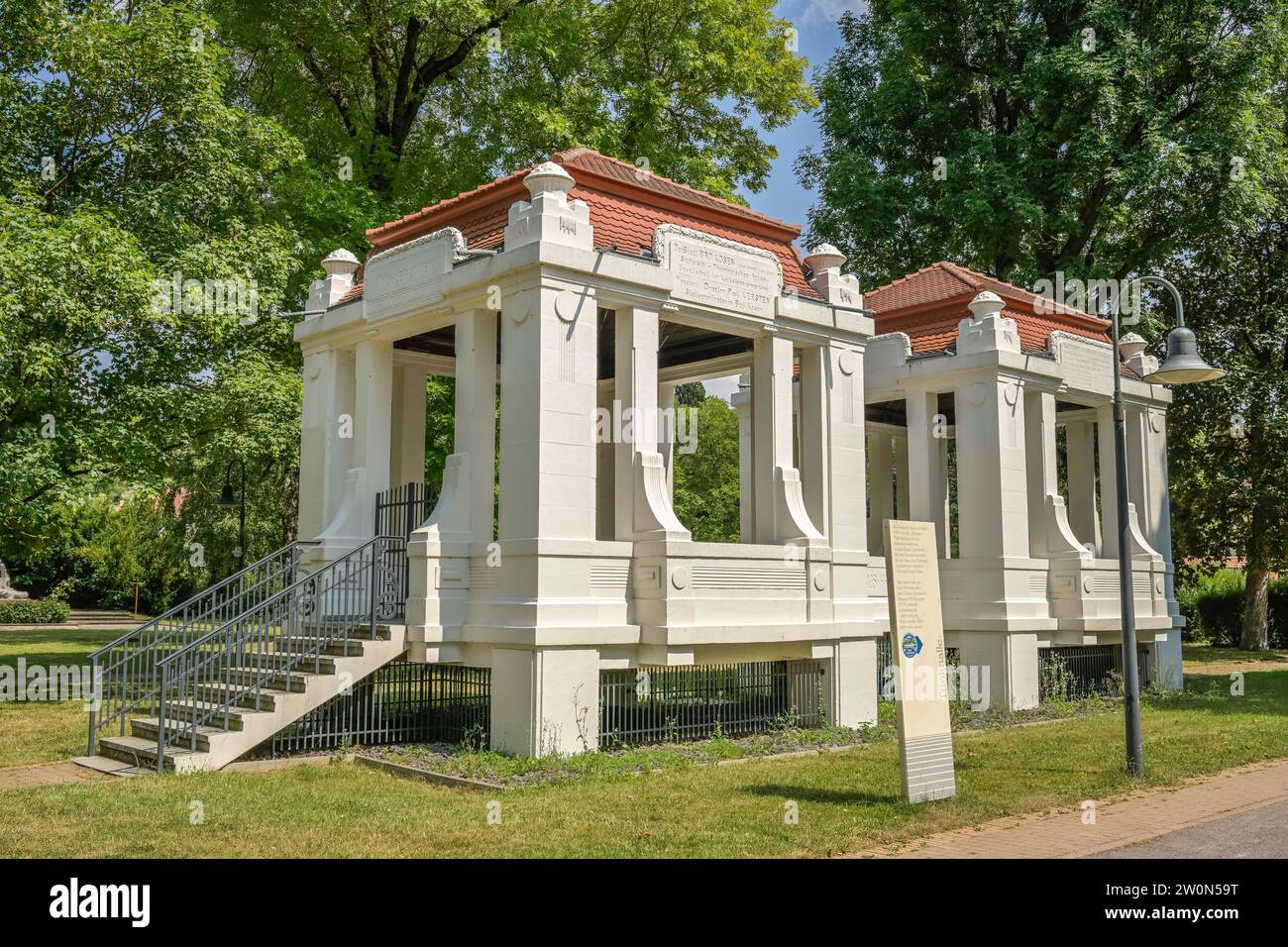 Alte Trinkhalle für Sole aus Mineralquelle, Kurpark, Bad Kösen, Sachsen