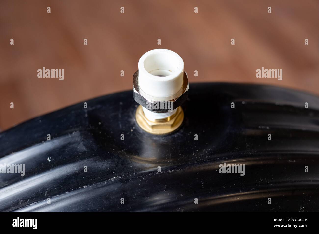 Water tank with fitting and adapter for polypropylene pipe