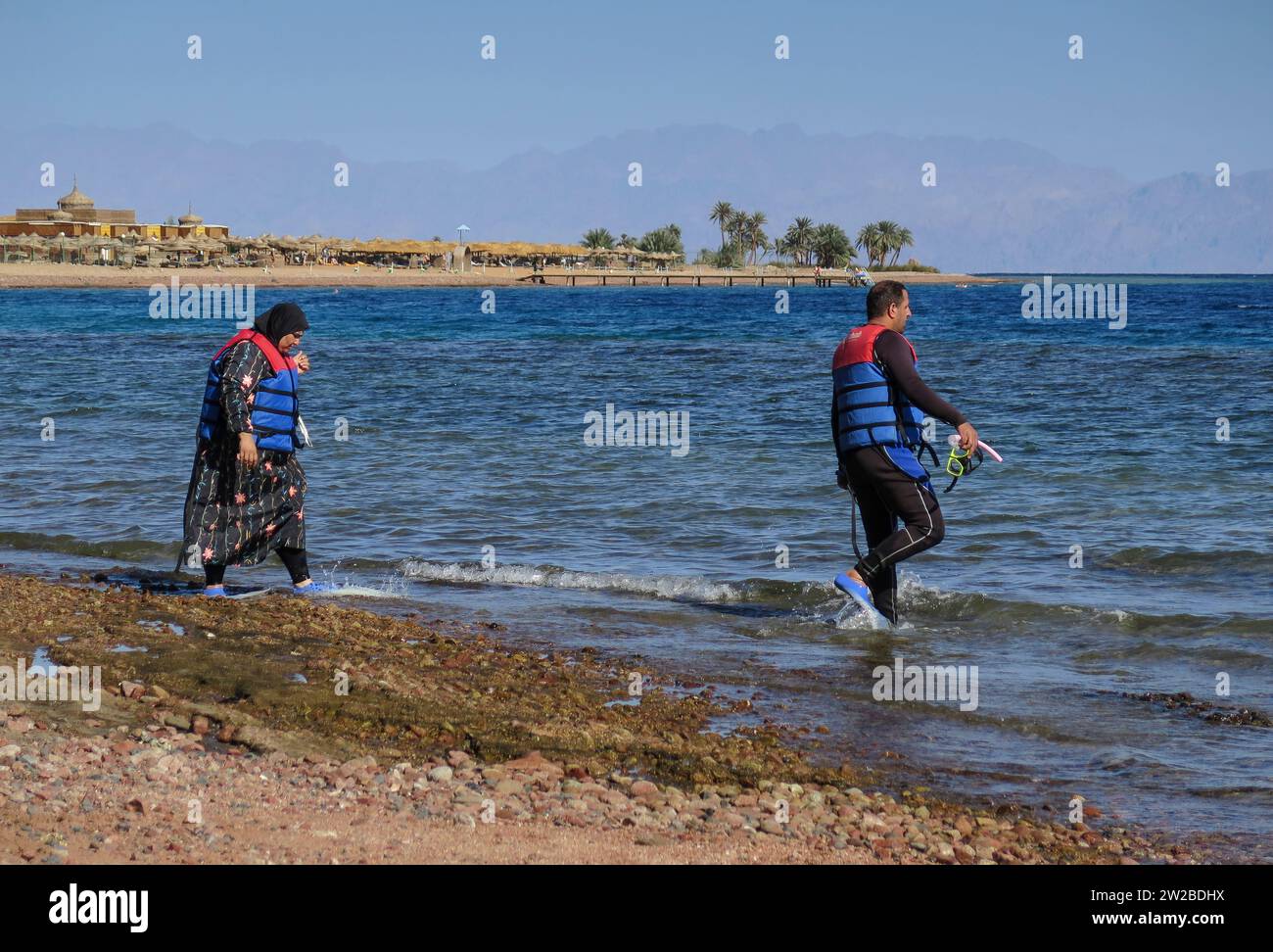 Ägyptische Touristen starten zum Schnorcheln, Three Pools, Dahab, Sinai, Ägypten Stock Photo