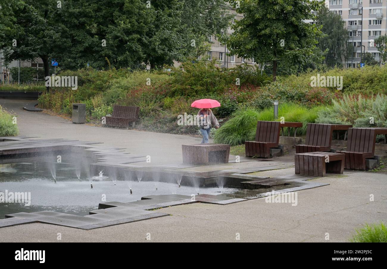 Regen, Szene am plac Grzybowski, Warschau, Woiwodschaft Masowien, Polen Stock Photo