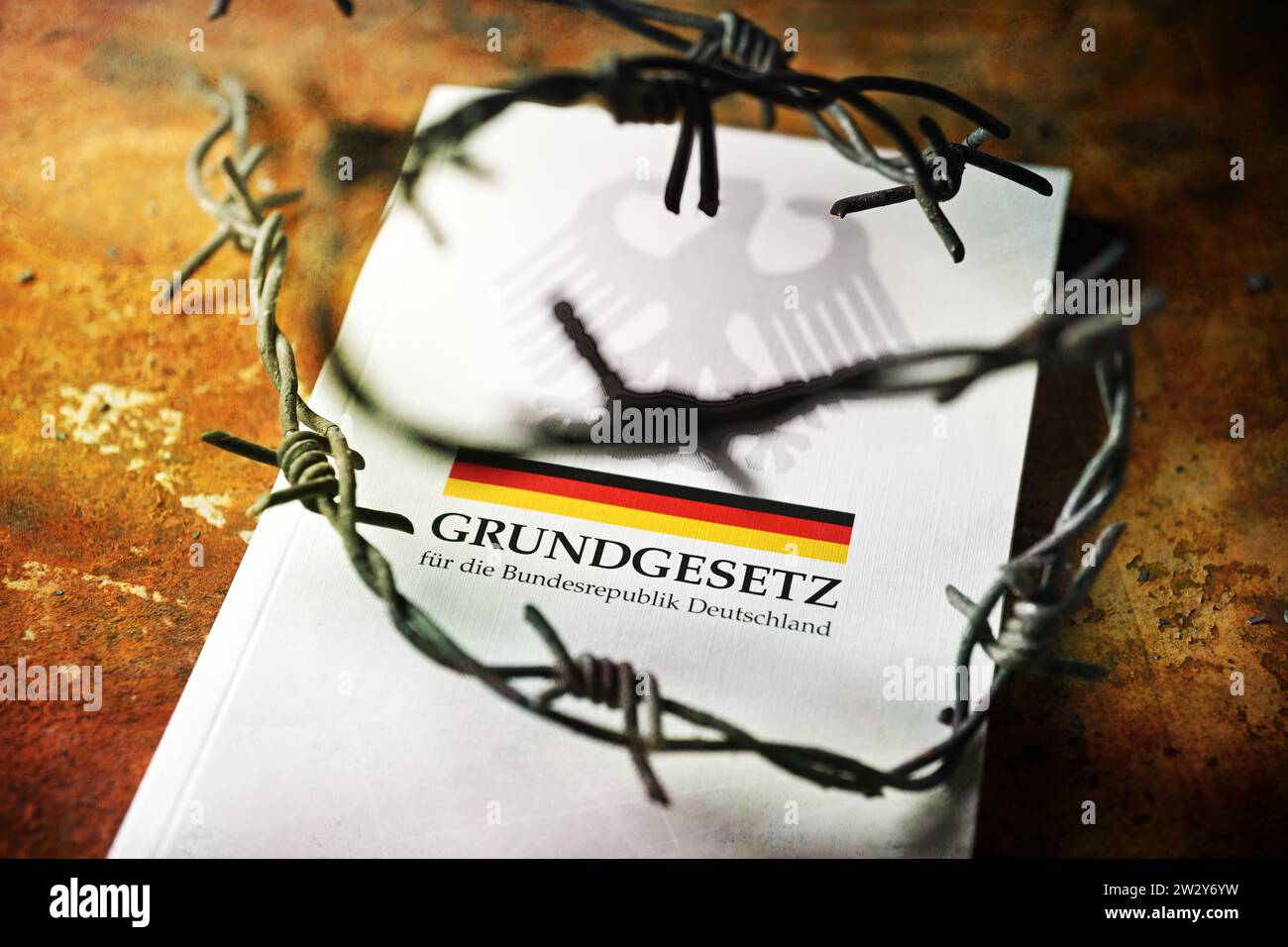 Stacheldraht auf deutschem Grundgesetz, Symbolfoto Migrationskrise und Asylrecht Stock Photo