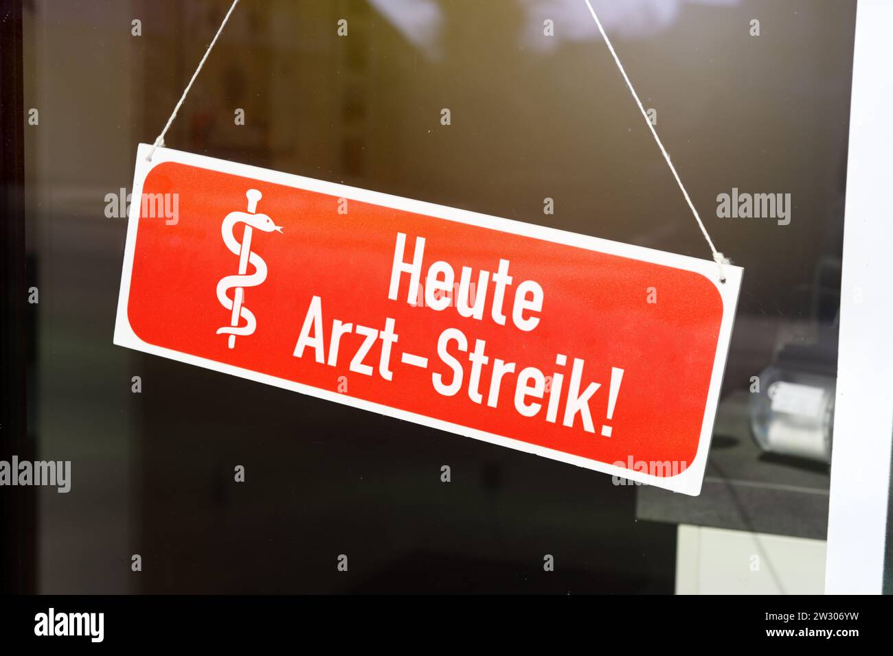 FOTOMONTAGE, Schild an einer Eingangstür mit Aufschrift Heute Arzt-Streik! Stock Photo