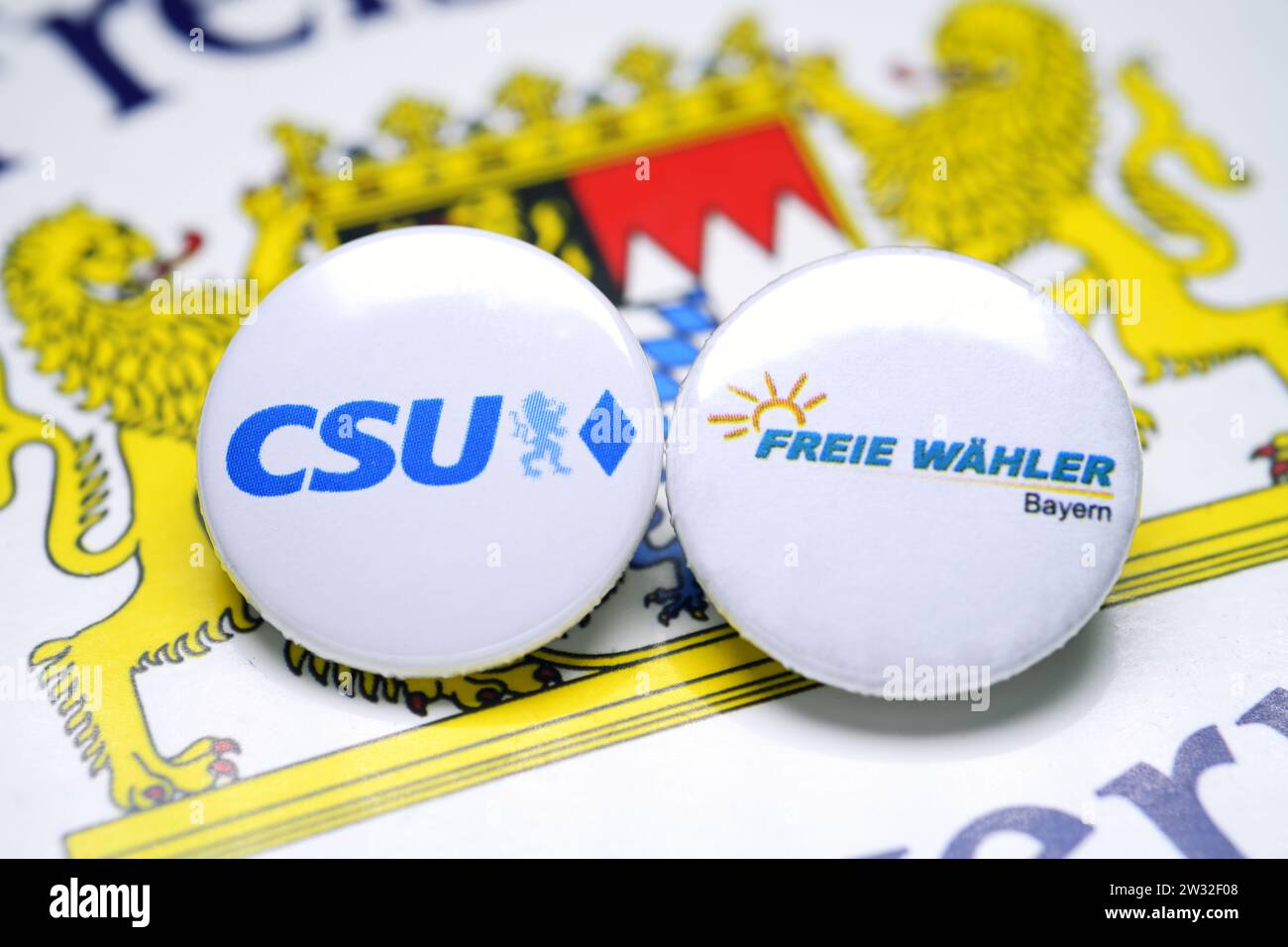 Parteianstecker von CSU und Freie Wähler Bayern auf dem Wappen von Bayern, Symbolfoto Landtagswahl Stock Photo