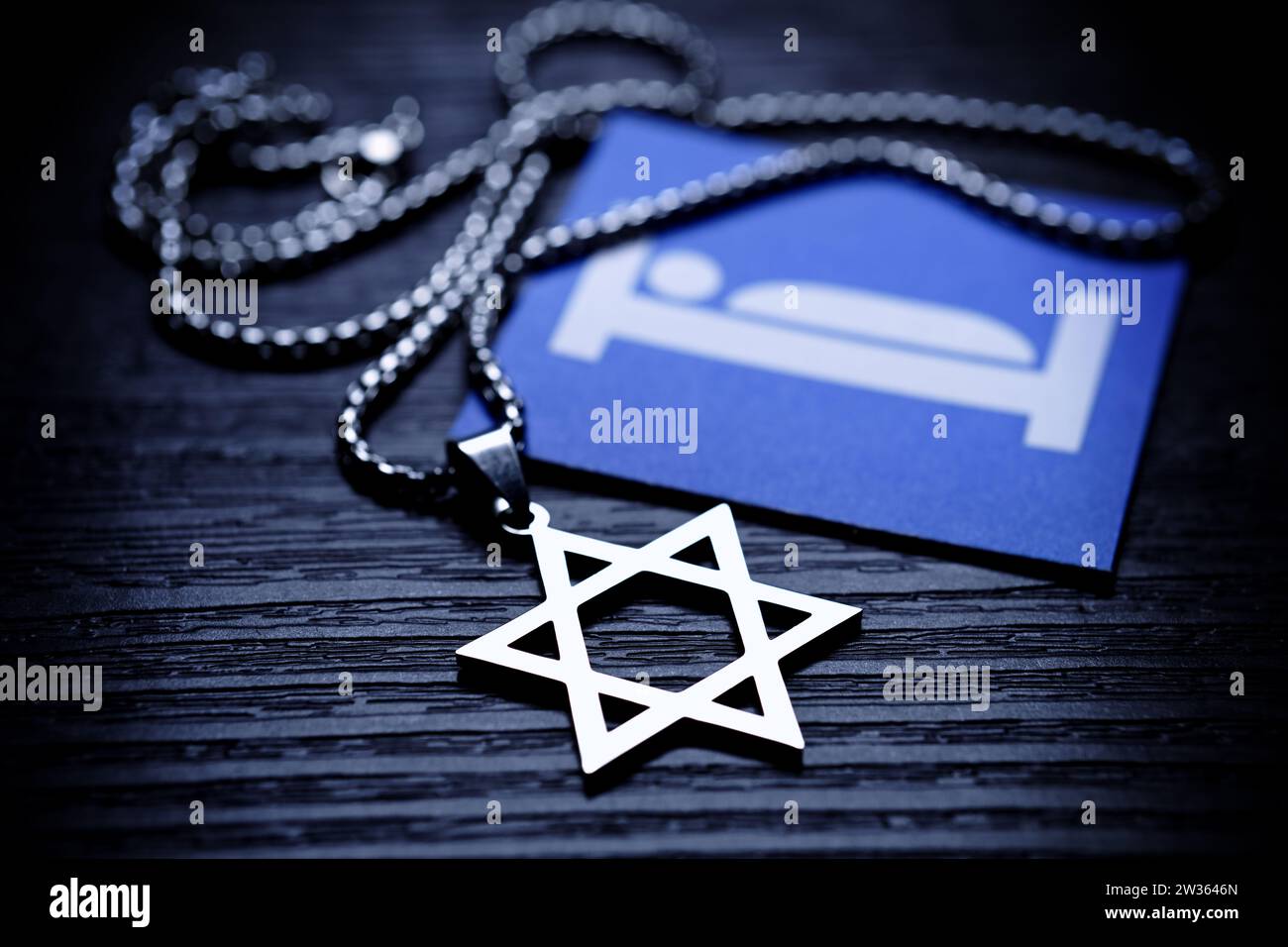 Kette mit Davidstern und Hotel-Symbol, Antisemitismusvorwürfe und Geständnis von Gil Ofarim Stock Photo