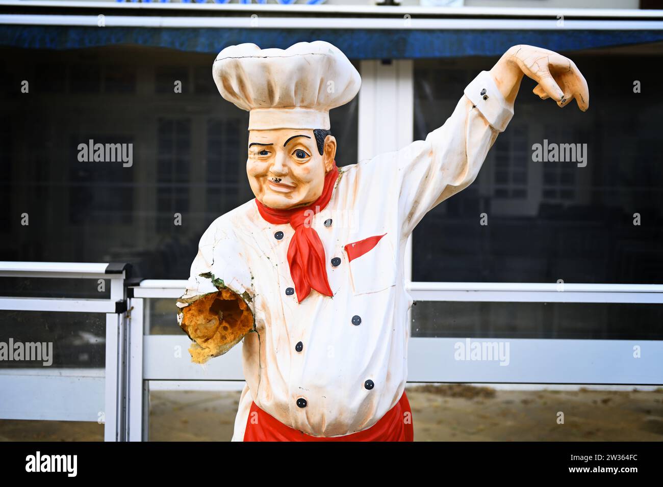 Derangierte Figur eines Kochs vor einem Restaurant, in der Gastronomie wird die Umsatzsteuer auf Speisen wieder auf 19% angehoben Stock Photo