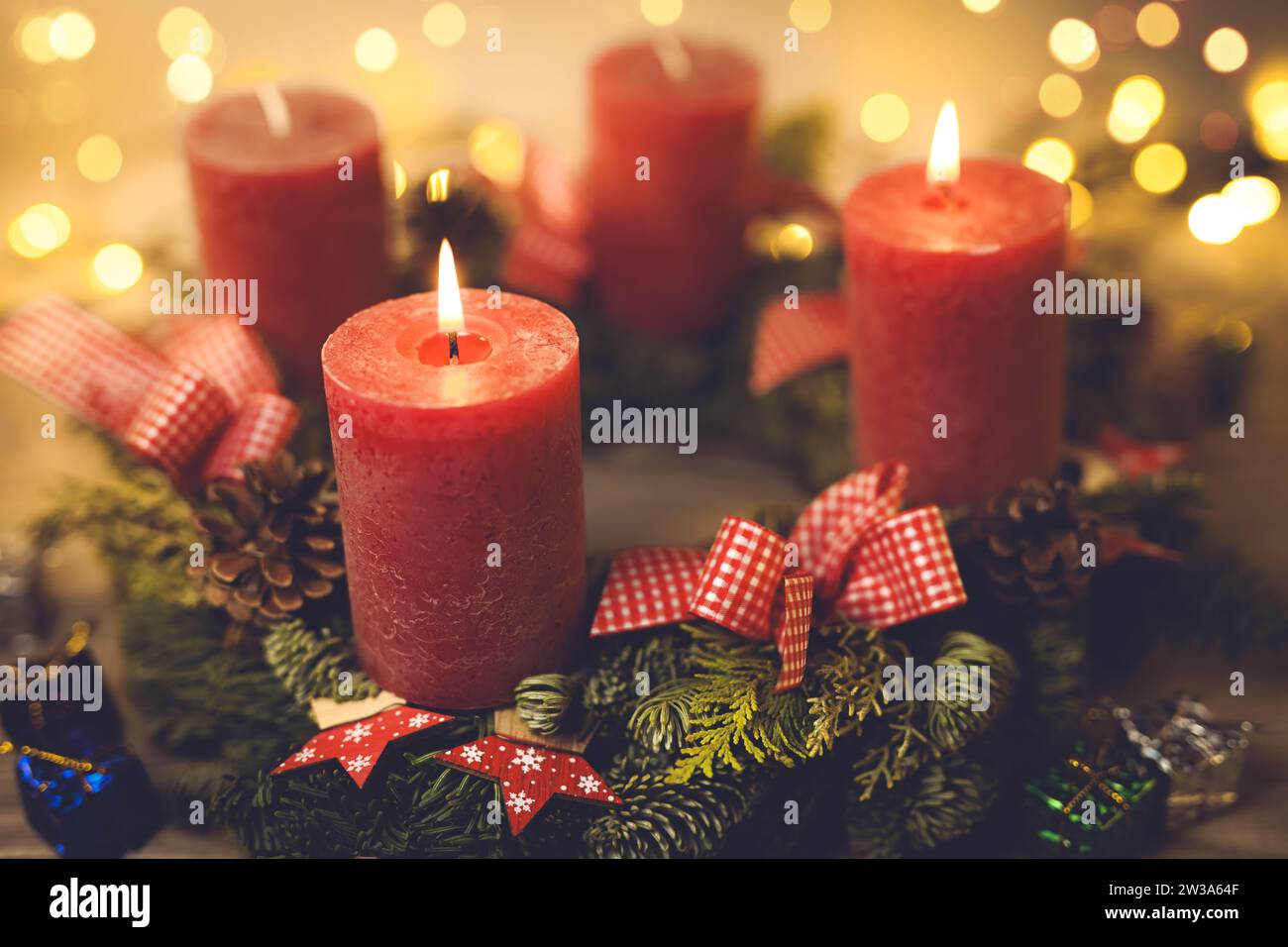 Adventskranz mit zwei brennenden Kerzen Stock Photo