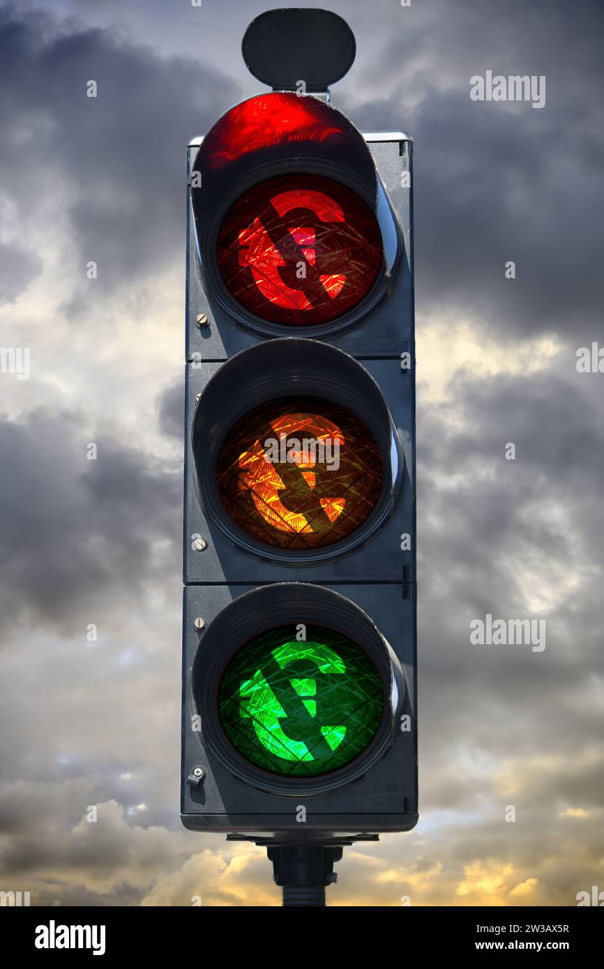 FOTOMONTAGE, Verkehrsampel mit durchgestrichenem Eurozeichen, Symbolfoto Ampel-Koalition und Haushaltskrise Stock Photo