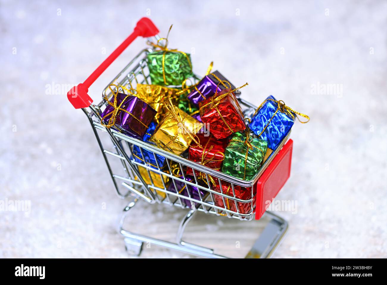 Einkaufswagen mit Geschenken, Symbolfoto Weihnachts-Shopping Stock Photo