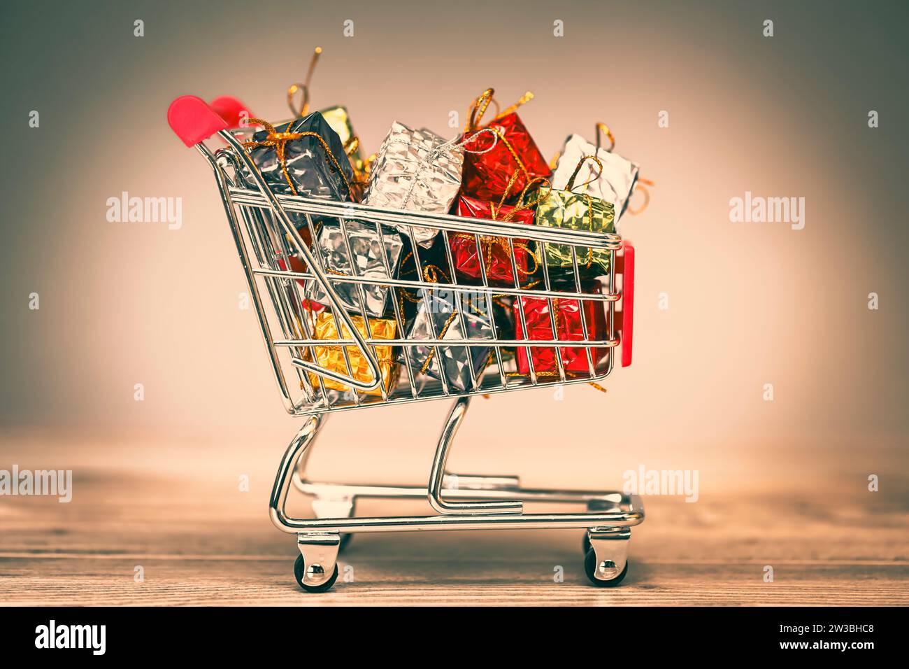 Einkaufswagen mit Geschenken, Symbolfoto Weihnachts-Shopping Stock Photo