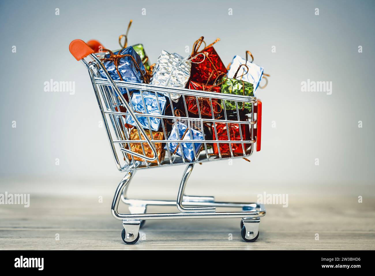 Einkaufswagen mit Geschenken, Symbolfoto Weihnachts-Shopping Stock Photo