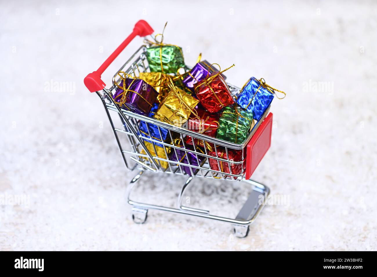 Einkaufswagen mit Geschenken, Symbolfoto Weihnachts-Shopping Stock Photo