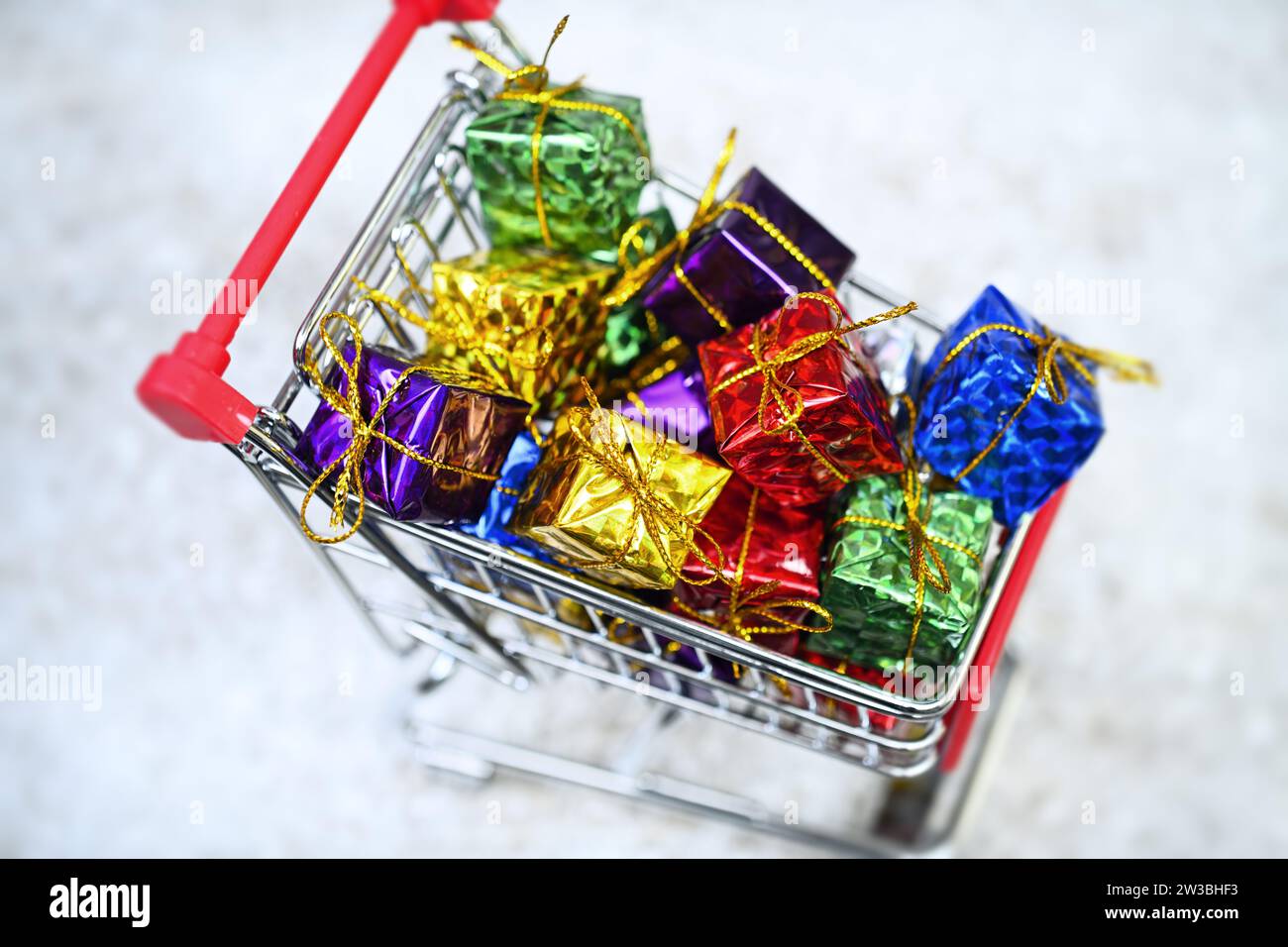 Einkaufswagen mit Geschenken, Symbolfoto Weihnachts-Shopping Stock Photo