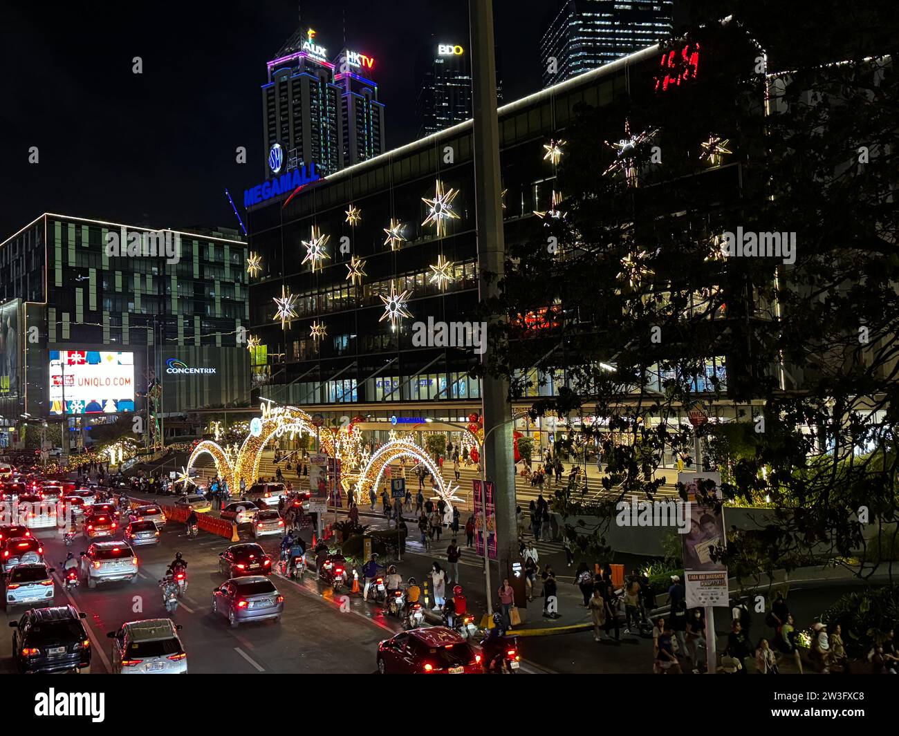 Manila, Philippines. 21st December 2023. The festive facade of a mall