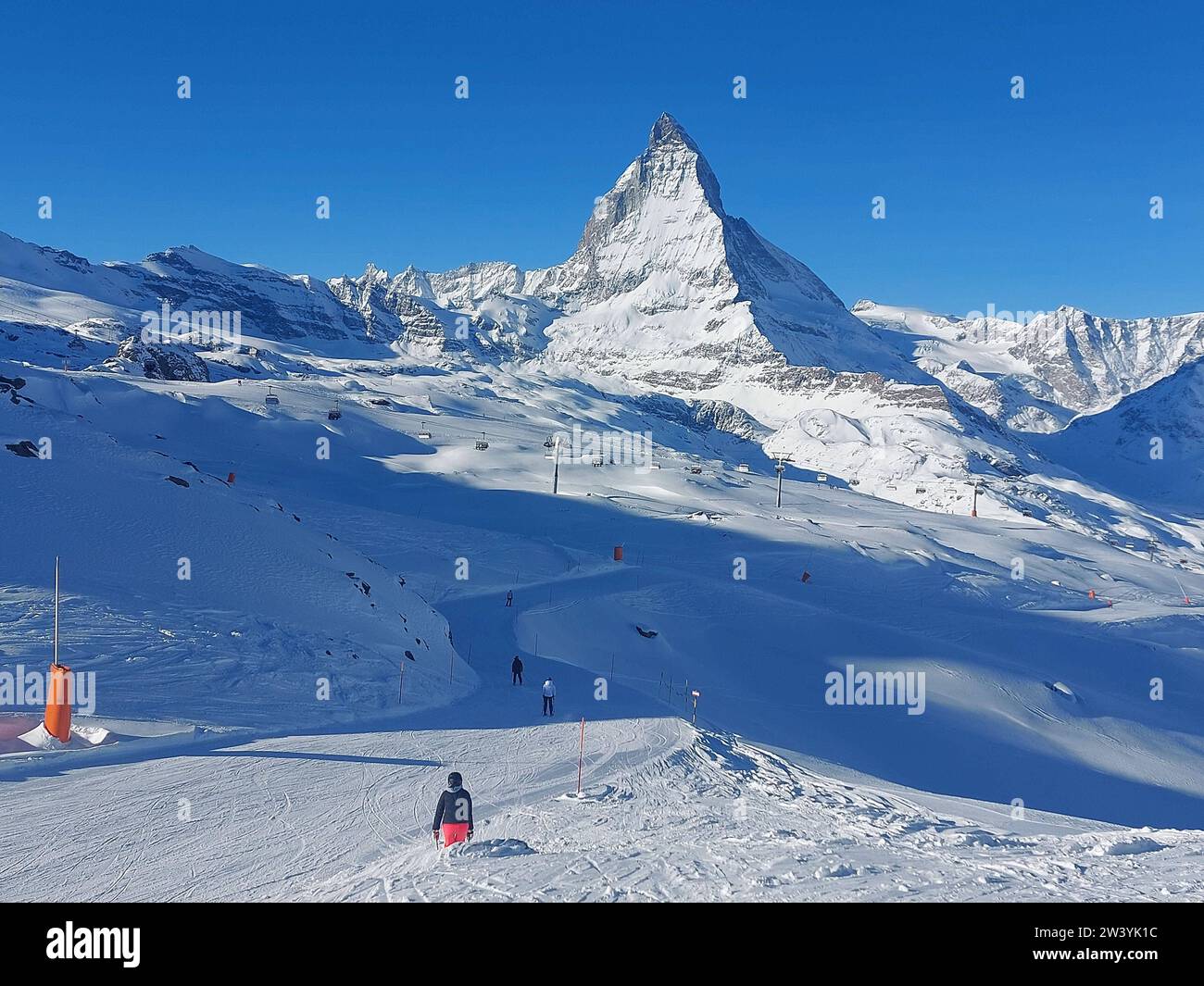 zermatt-matterhorn-themenbild-skifahren-skifahrer-auf-skipisten-in