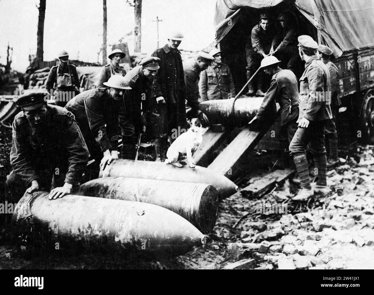 Official photograph taken on the British Western Front showing soldiers ...