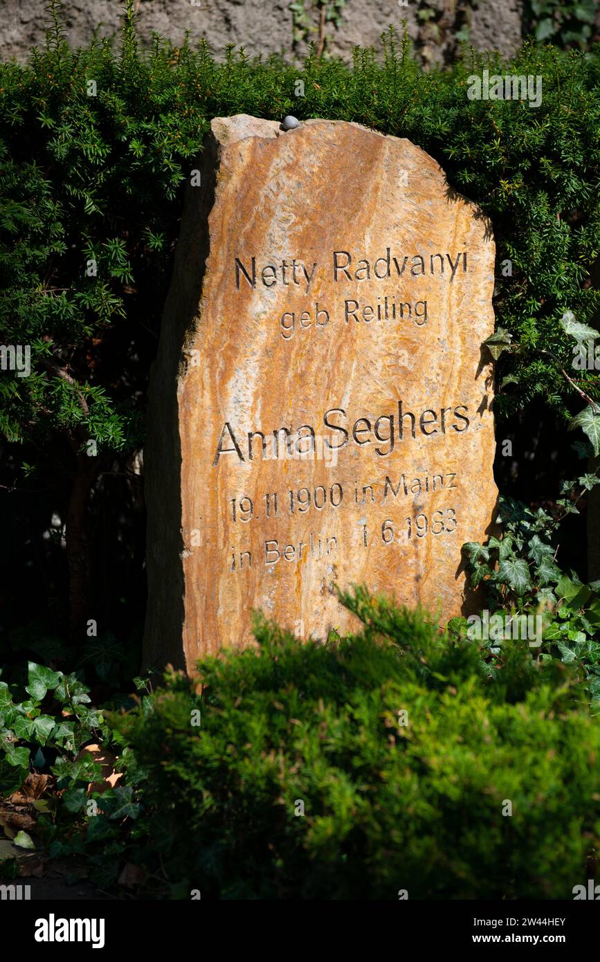 Ehrengrab der Schriftstellerin Anna Seghers, Dorotheenstädtischer Friedhof, Mitte, Berlin, Berlin, Deutschland Stock Photo