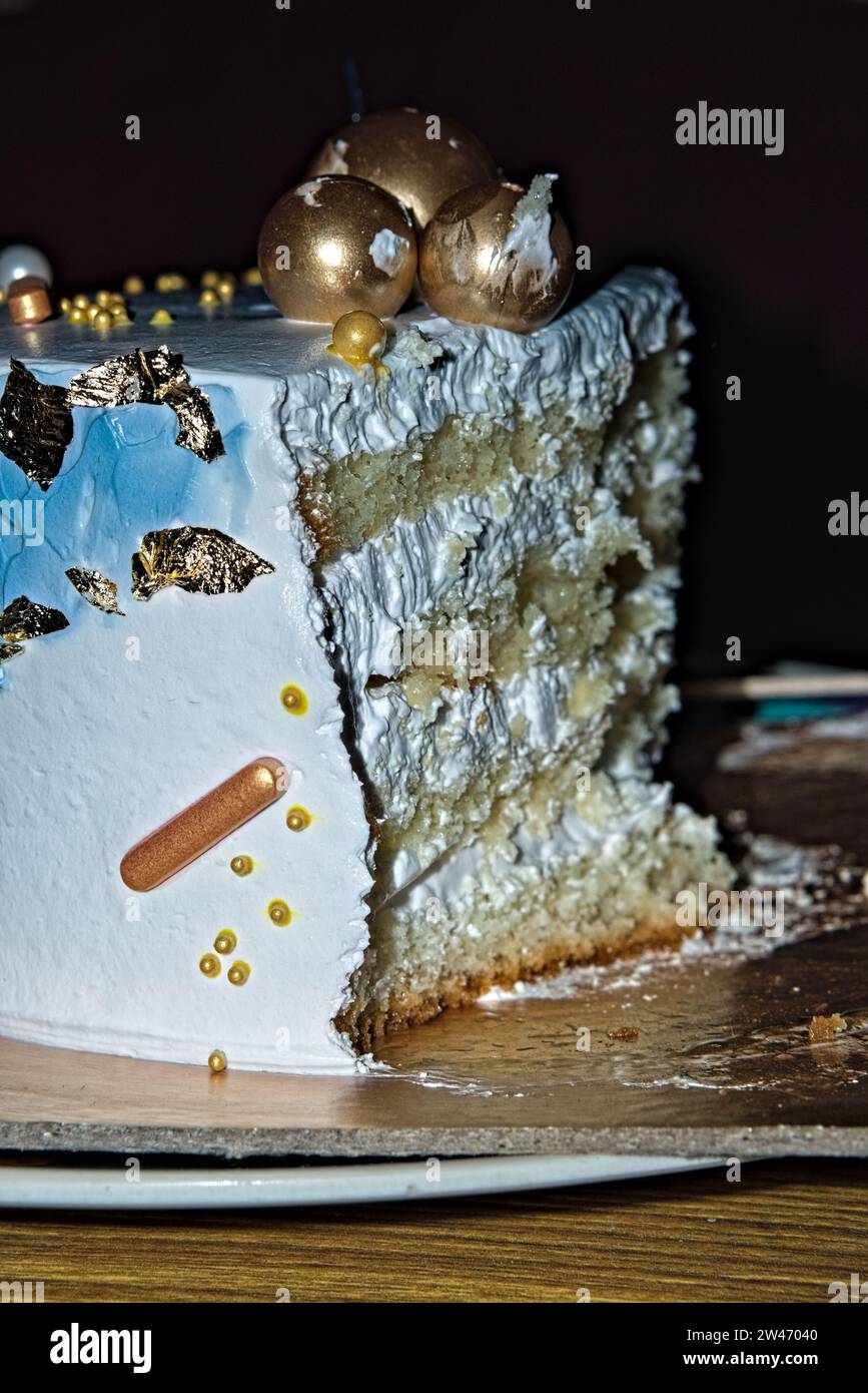 cross sectional view of inside layers of a birthday cake Stock Photo ...