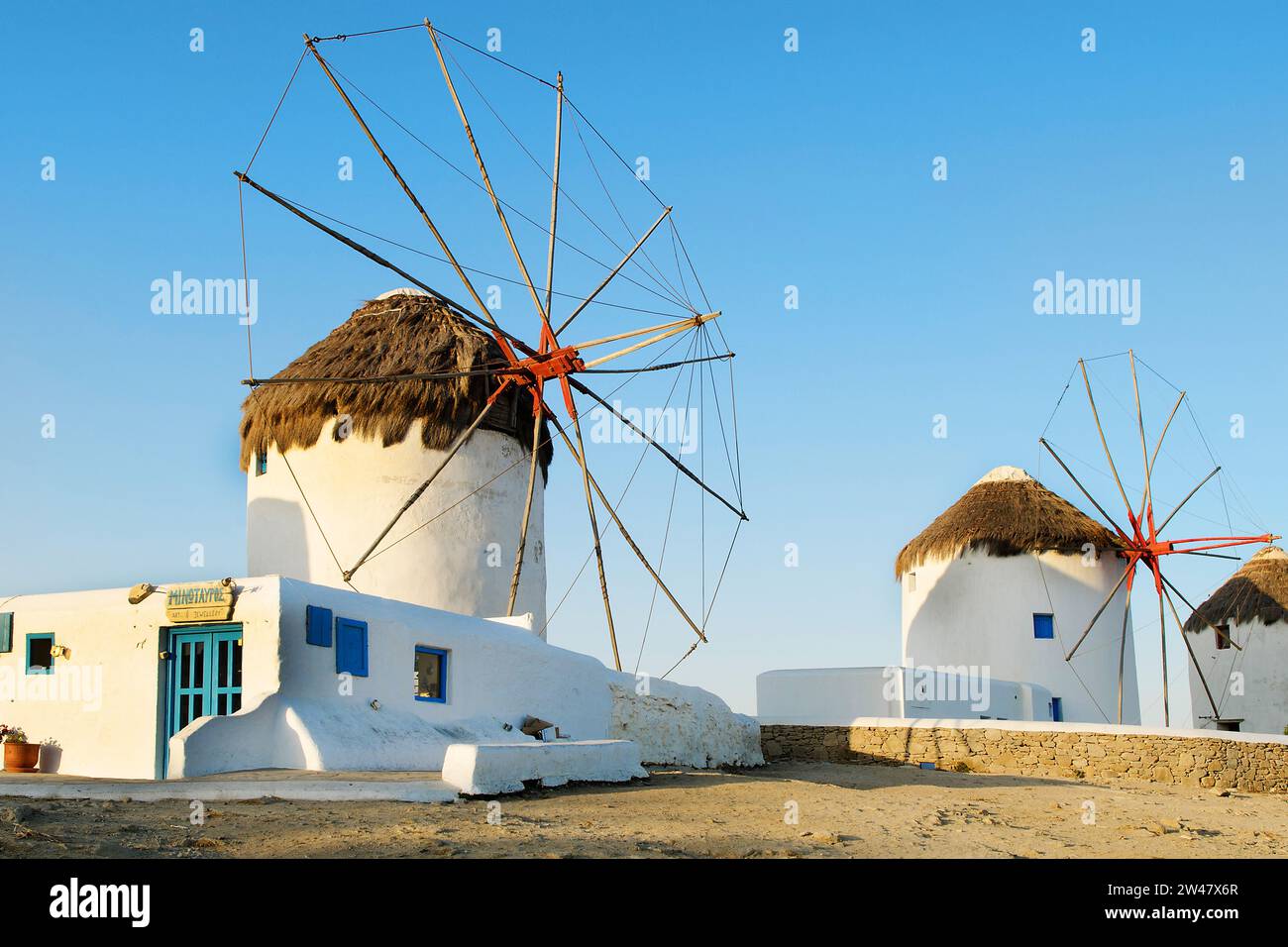 Die Windmühlen auf der Insel Mykonos, Griechenland, Kykladen, Ägäis, Stock Photo