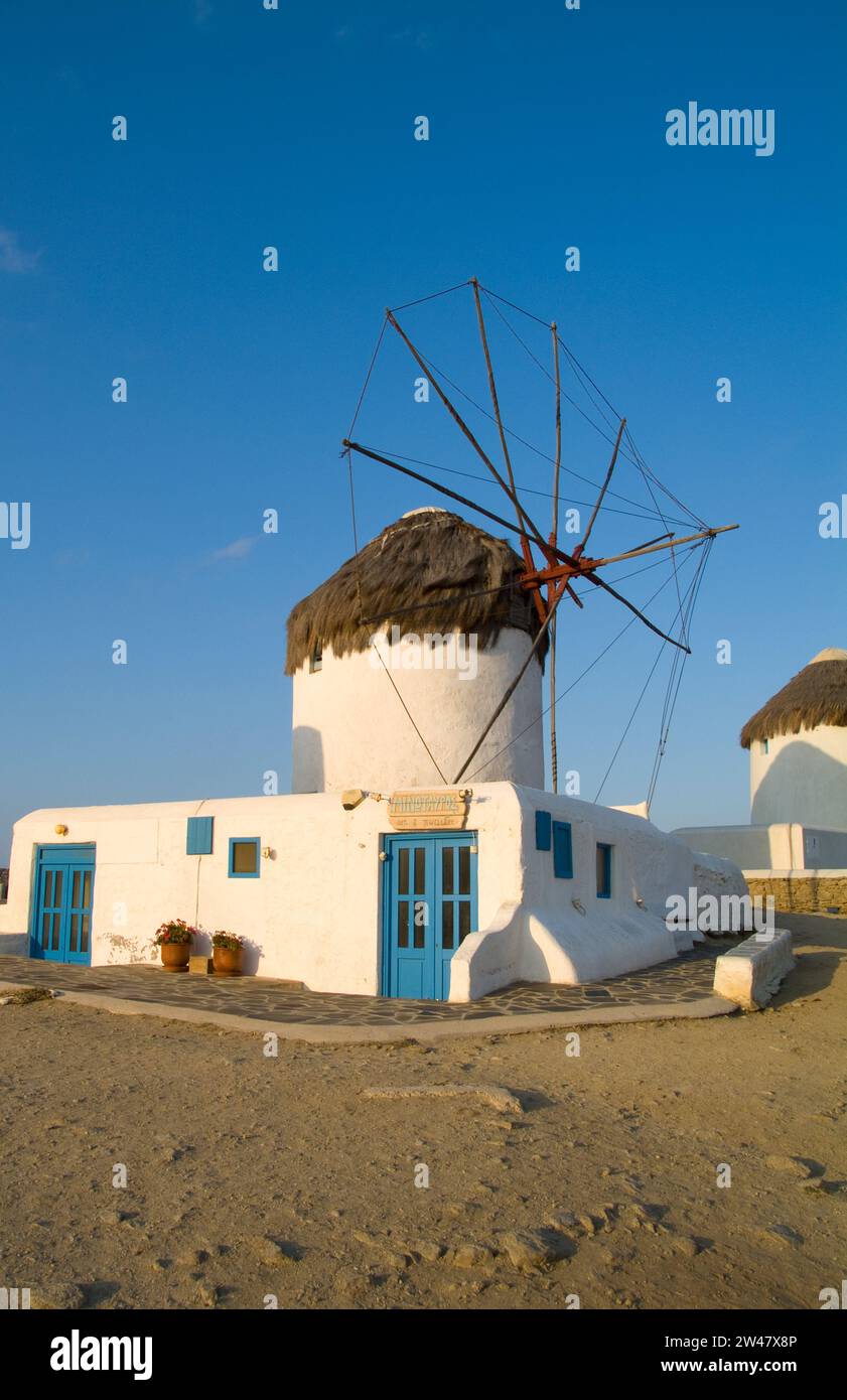 Die Windmühlen auf der Insel Mykonos, Griechenland, Kykladen, Ägäis, Stock Photo