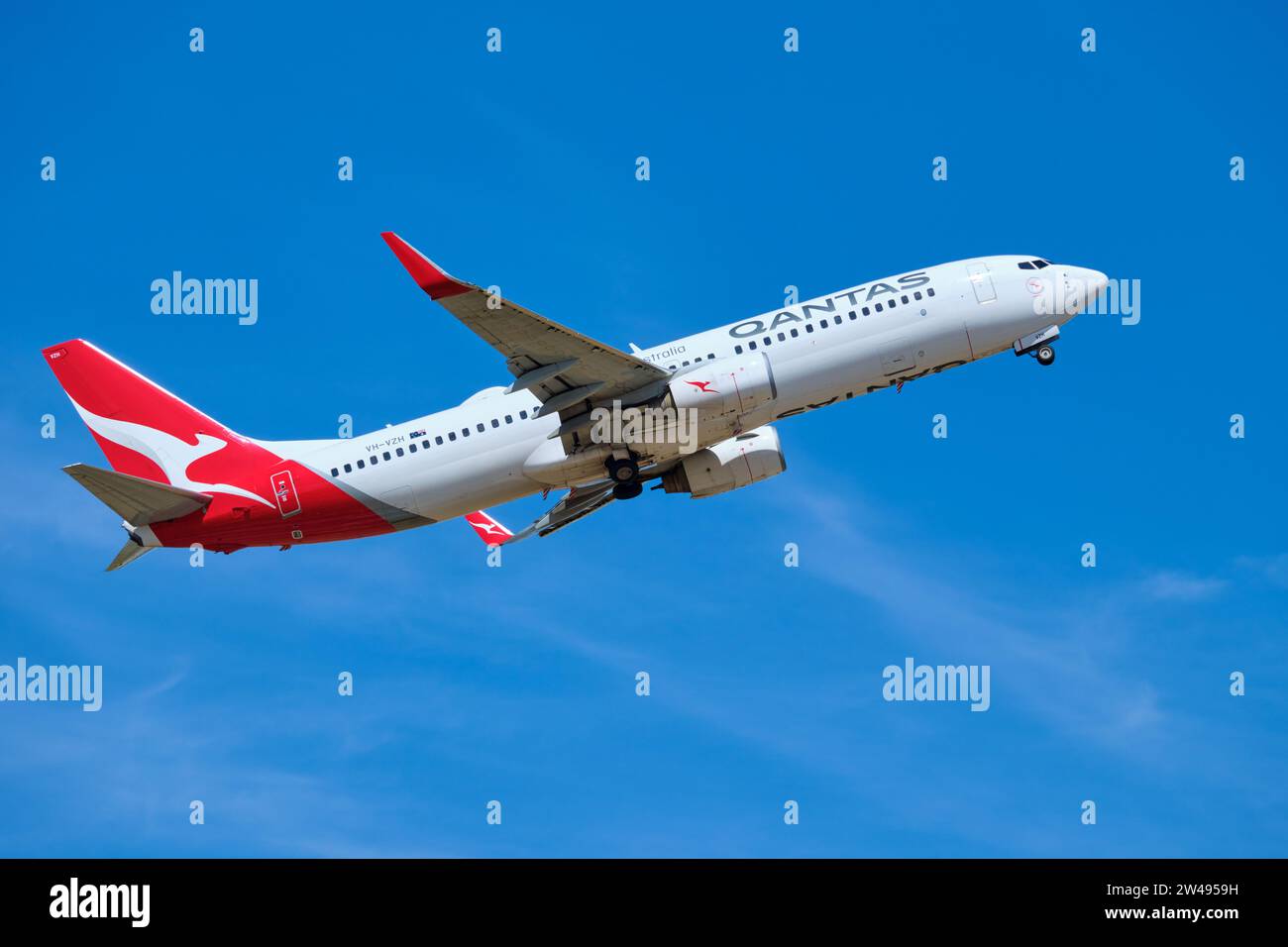 A QANTAS VH-VZH Boeing 737-838 taking off from Perth Airport, Western Australia. Stock Photo