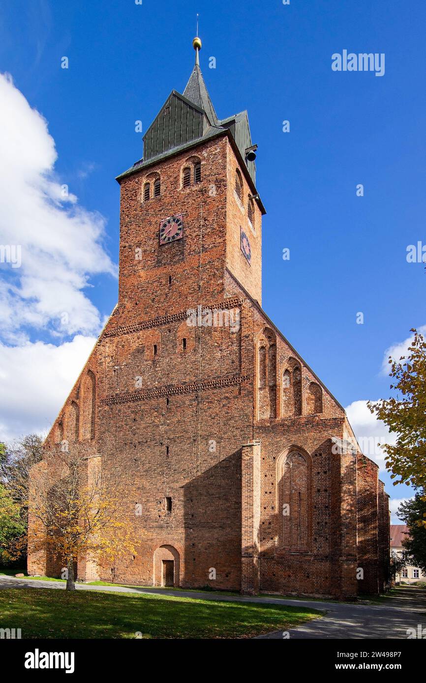 Die Nikolaikirche in Gardelegen im Norden Sachsen-Anhalts wird der Backsteinromanik und -gotik zugerechnet. Nach ihrer Zerstörung im Zweiten Weltkrieg Stock Photo