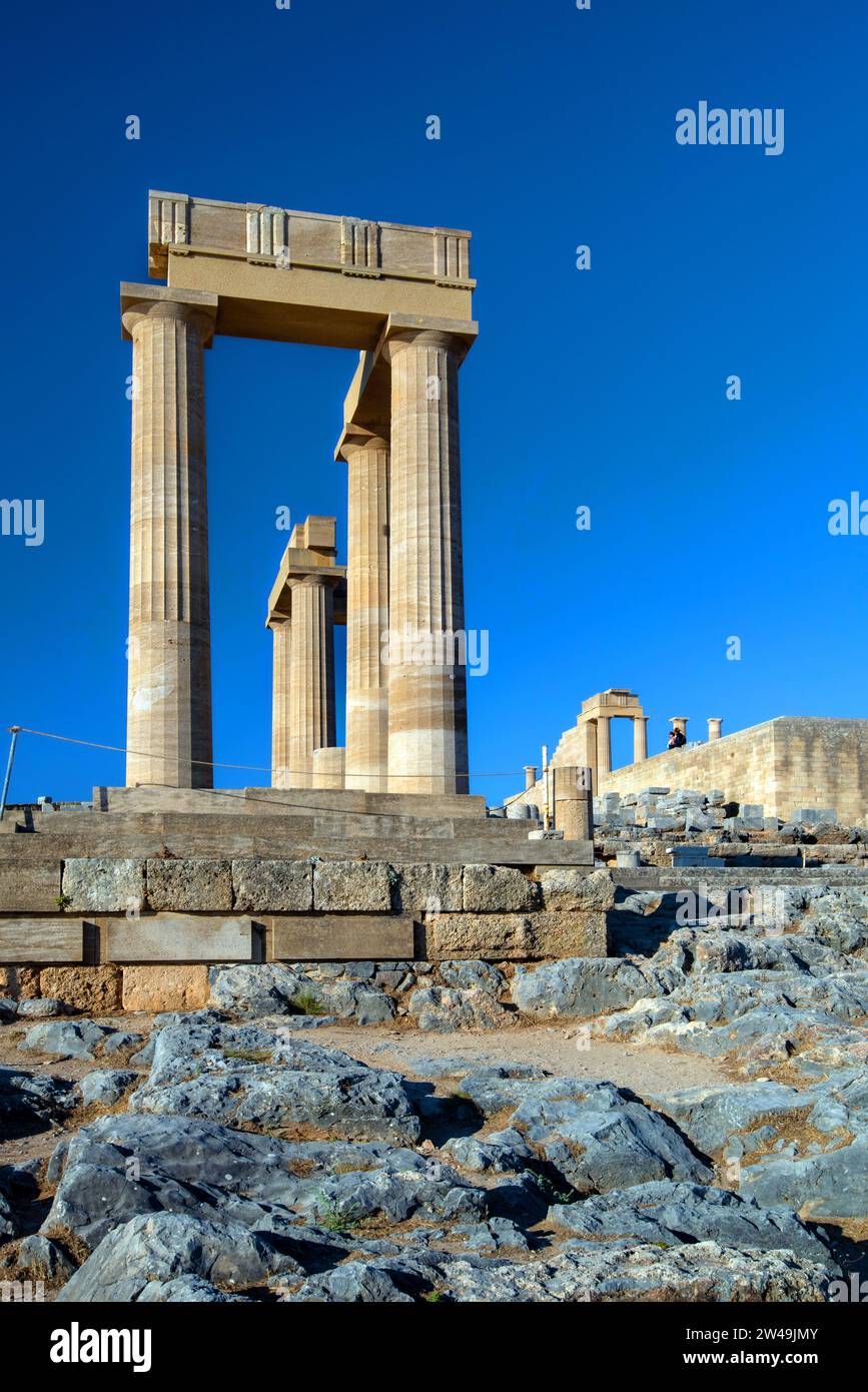 Römische Säulen, Römischer Tempel, Akropolis von Lindos, Lindos, Rhodos, Dodekanes, Griechenland Stock Photo