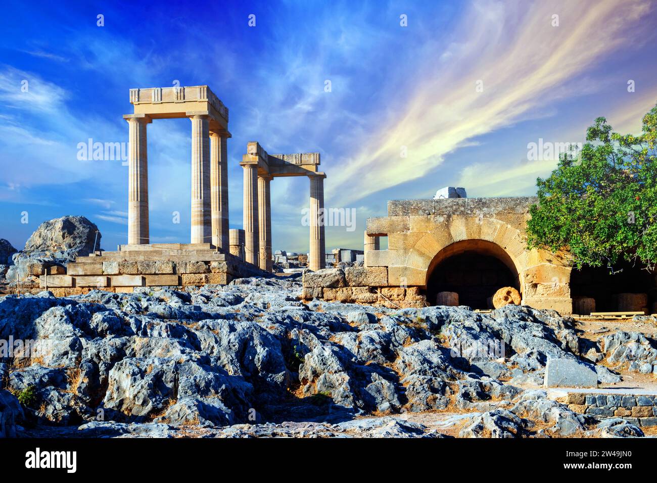 Römische Säulen, Römischer Tempel, Akropolis von Lindos, Lindos, Rhodos, Dodekanes, Griechenland Stock Photo