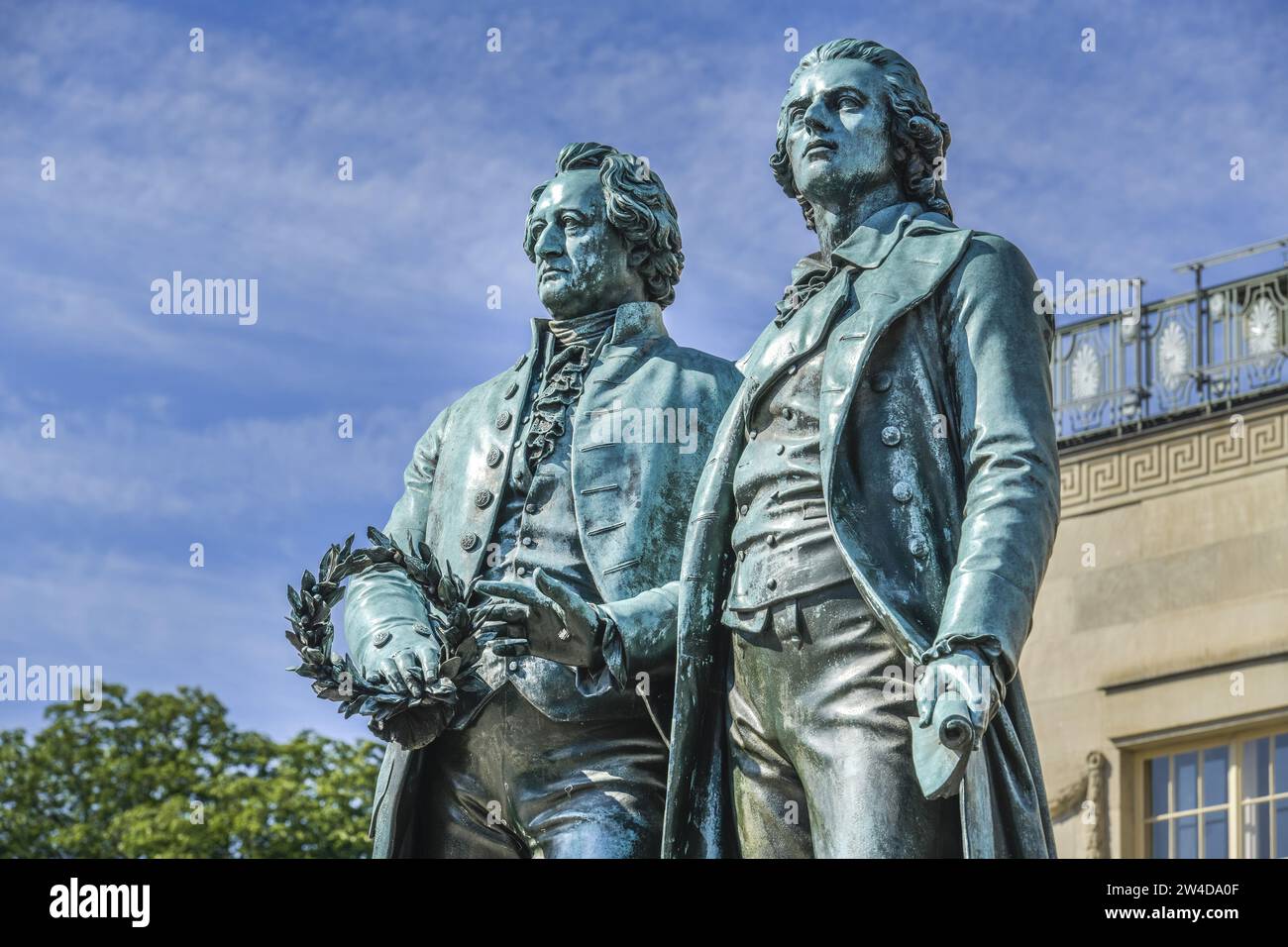 Das Goethe-Schiller-Denkmal Steht Vor Dem Deutschen Nationaltheater Auf Dem Theaterplatz In Weimar Thuringen Deutschland Europa 2de5m14