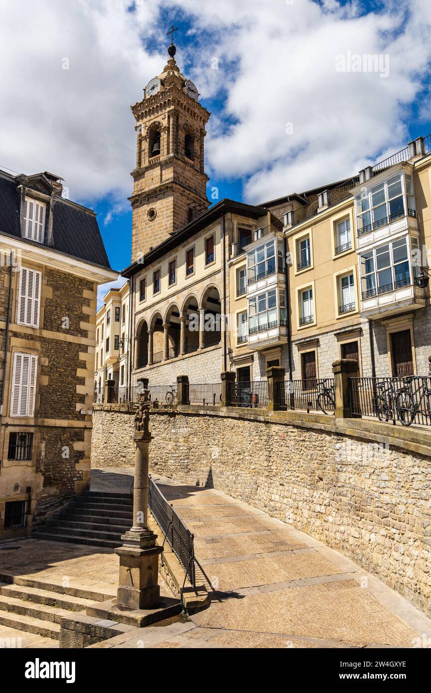 A winding street ascending into the old town and a Church of San Vicente Mártir. Vitoria-Gasteiz, Basque Country, Álava, northern Spain. Stock Photo