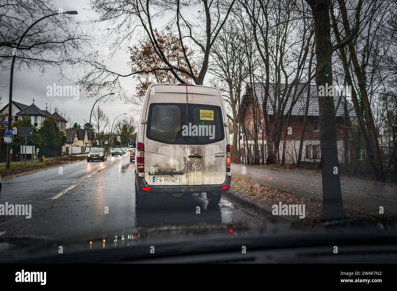 Berlin Straßenverkehr, Verkehr im Regen, alter schmutziger Sprinter mit ...