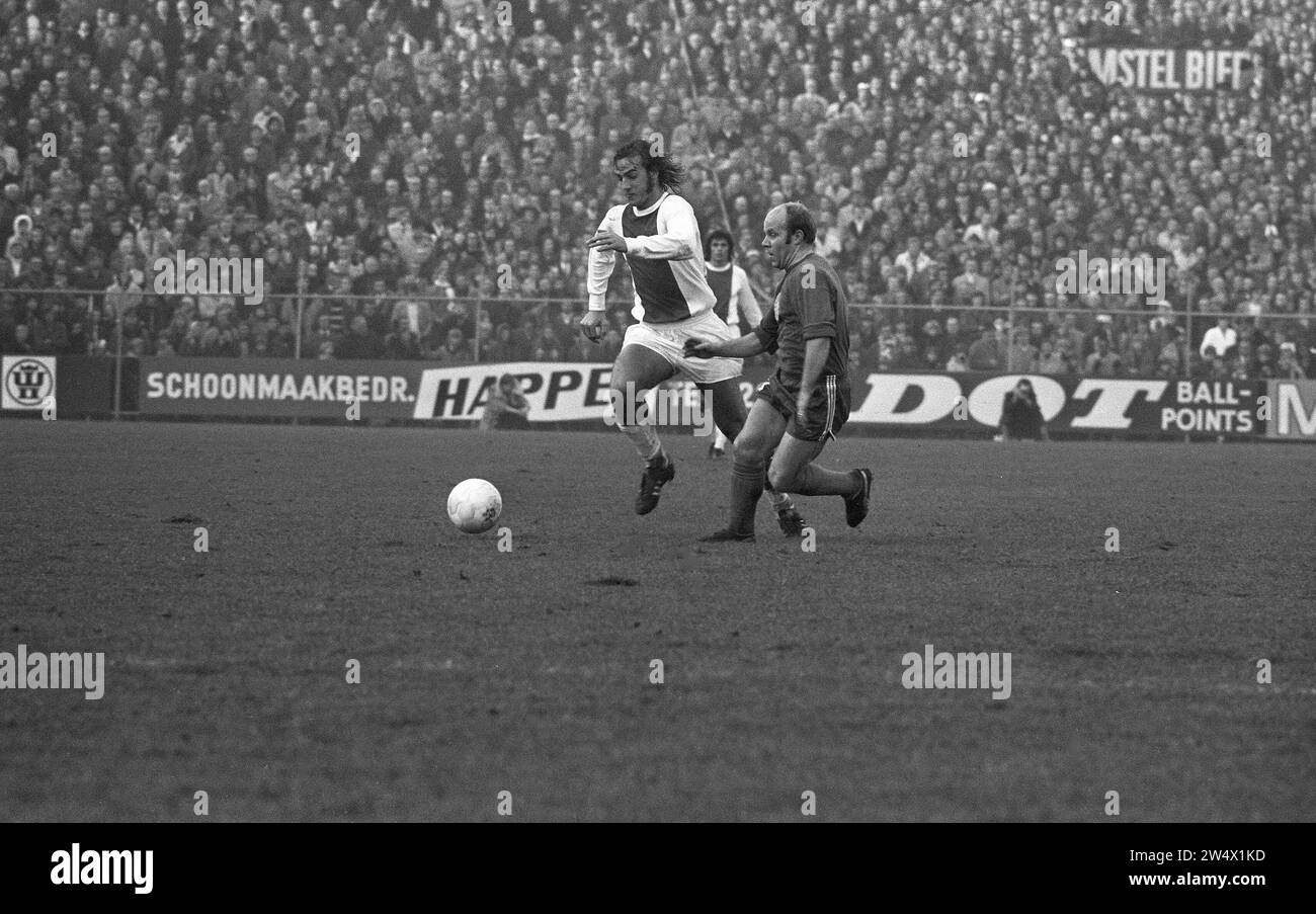 Ajax against MVV 4-0, number 12 Neeskens (l) in duel with Hoenen ca. December 17, 1972 Stock Photo