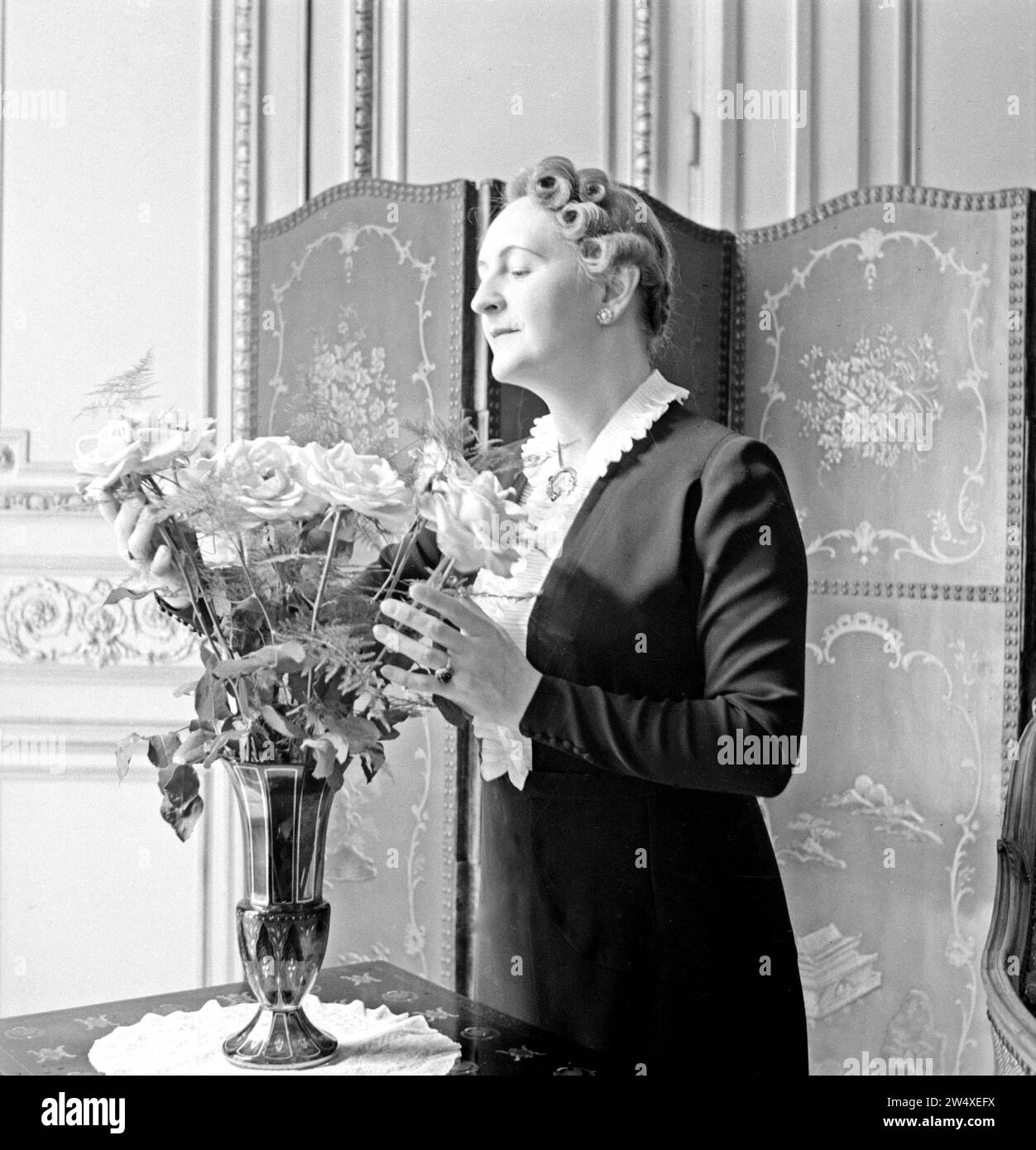 Pavla VachkováOsusky, wife of diplomat Štefan Osusky, posing by a vase