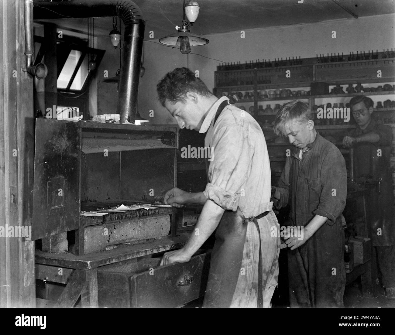 Manufacturing glasses lenses Black and White Stock Photos & Images - Alamy