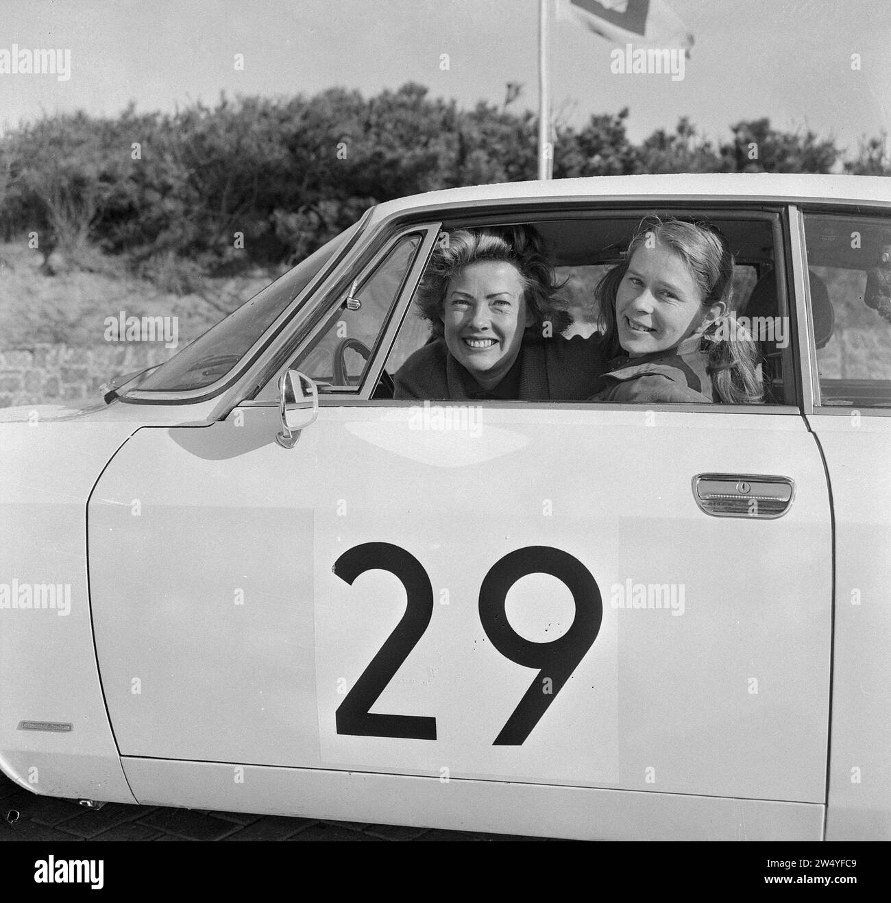 16th Tulip Rally started in Noordwijk, the ladies team Louk Heidendahl , Ida de Fouw ca. April 21, 1964 Stock Photo