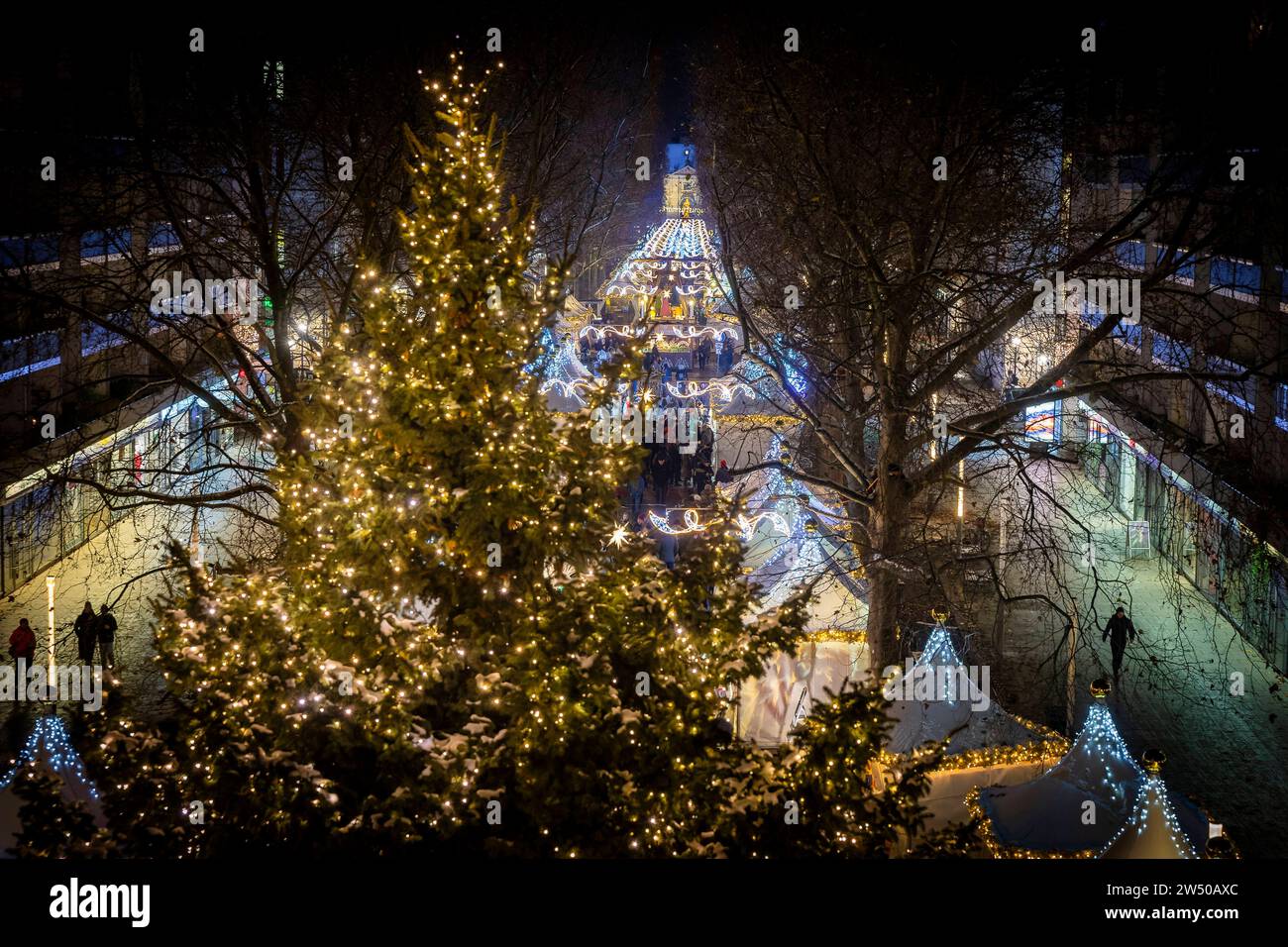 Augustusmarkt Weihnachtsmarkt auf der Hauptstrasse in der Dresdner