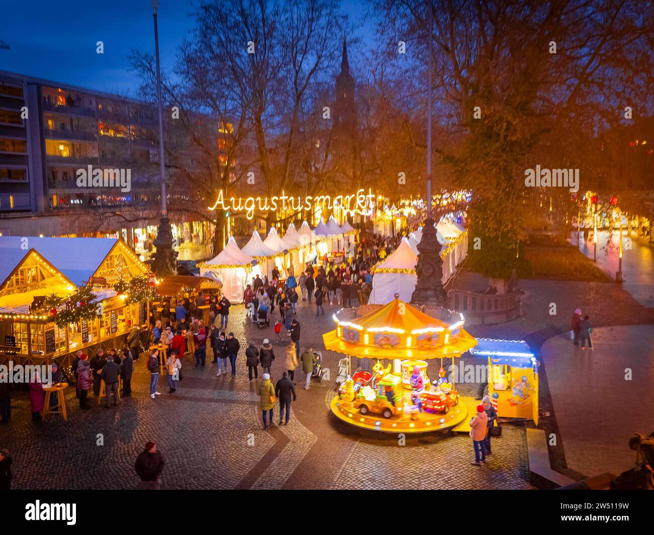 Augustusmarkt Weihnachtsmarkt auf der Hauptstrasse in der Dresdner