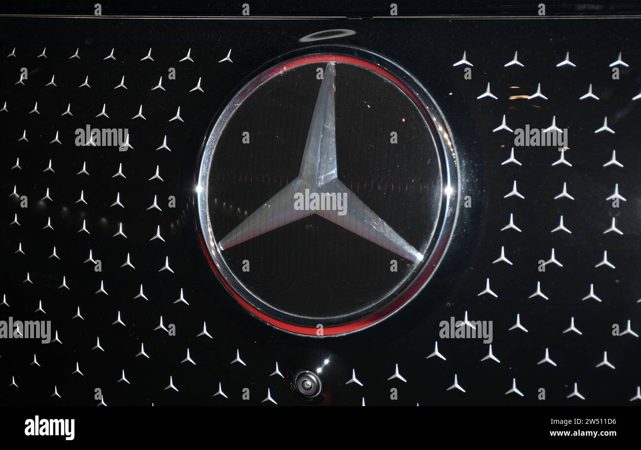 Mumbai, India. 20th Dec, 2023. A close up of Mercedes logo seen on the car during the Indian Car of the Year (ICOTY) and Indian Motorcycle of the Year (IMOTY) award in Mumbai. The award started in the year 2005, is expert and independent judgement of the best car award held every year. (Photo by Ashish Vaishnav/SOPA Images/Sipa USA) Credit: Sipa USA/Alamy Live News Stock Photo