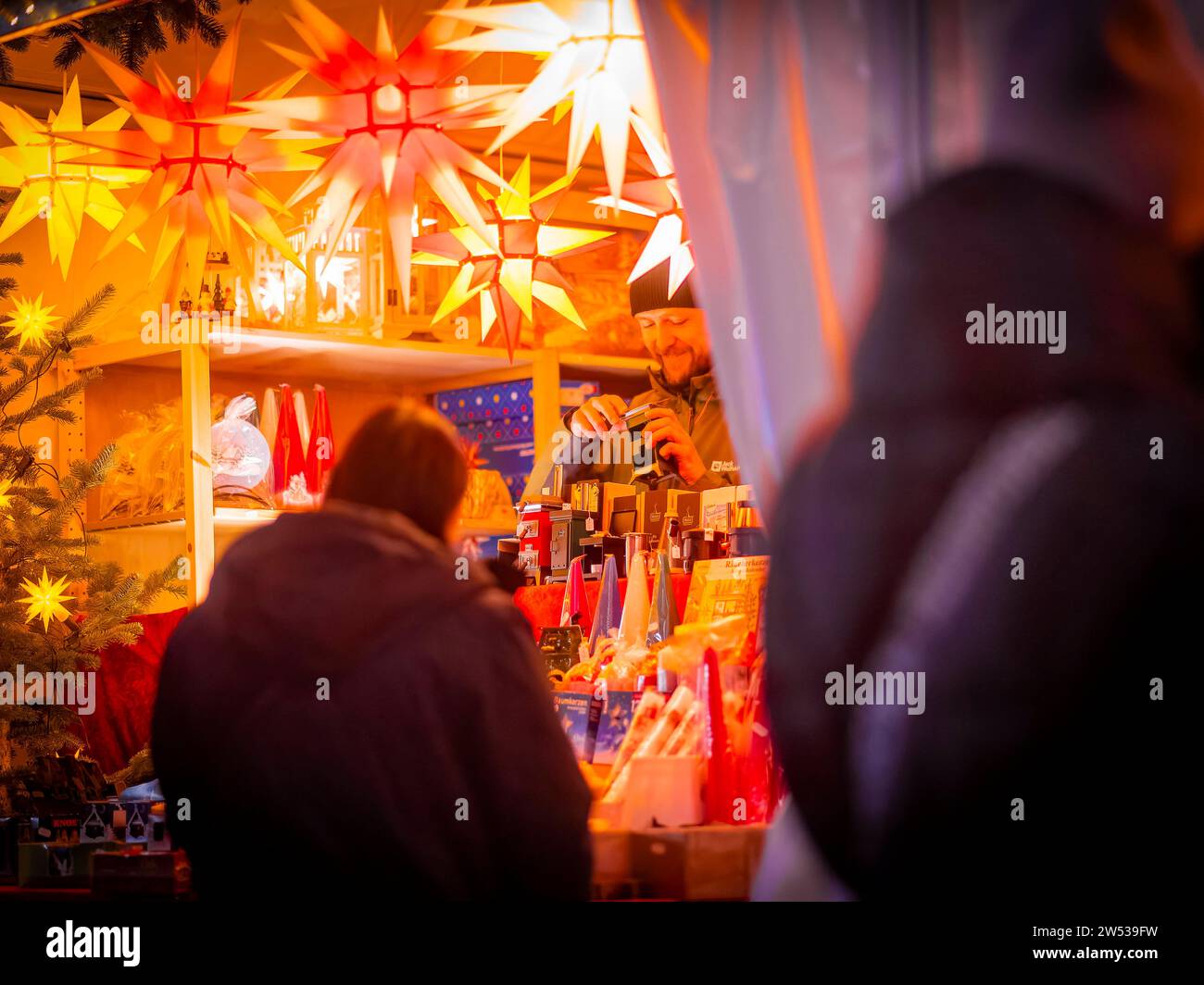 Augustusmarkt Weihnachtsmarkt auf der Hauptstrasse in der Dresdner