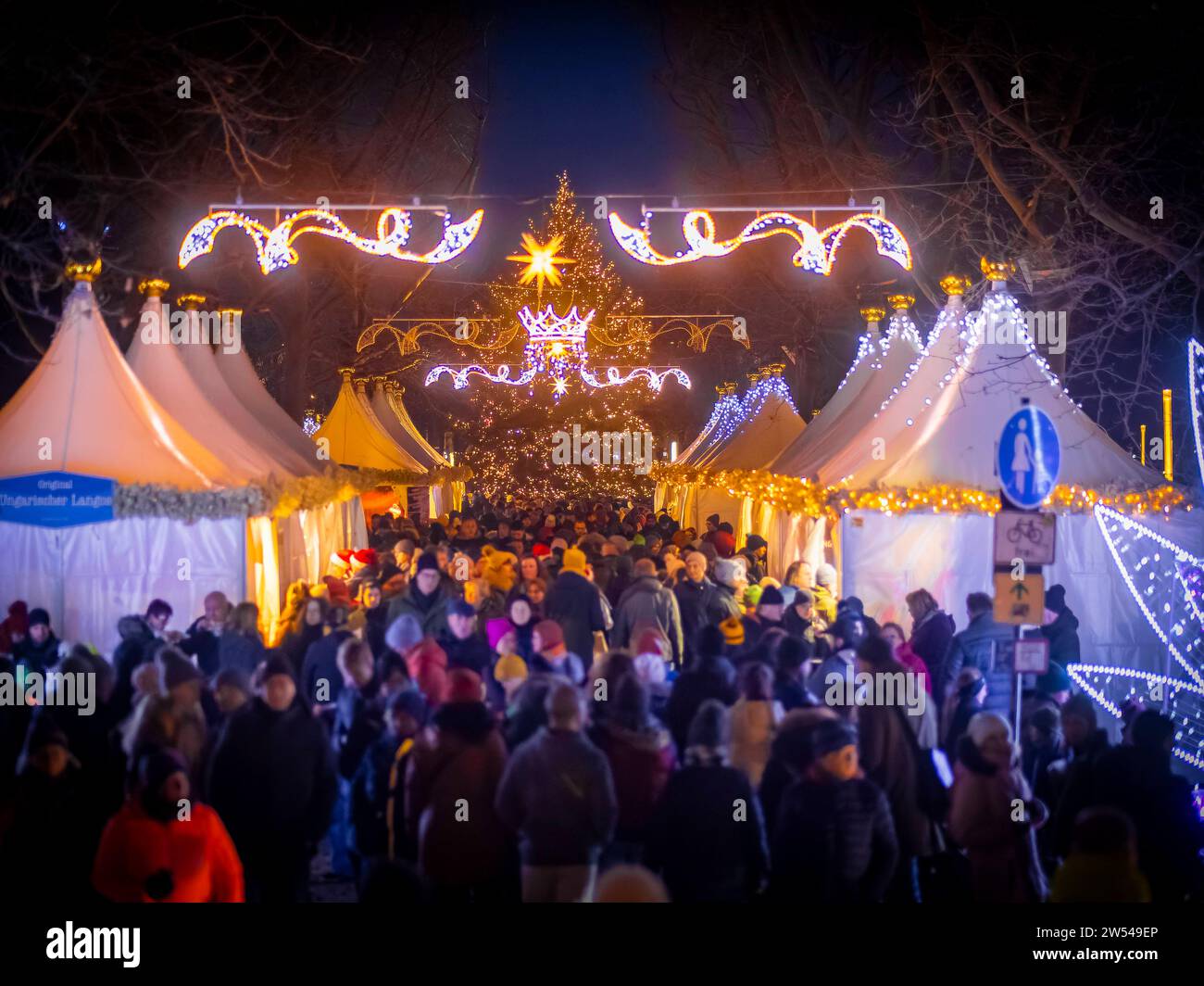 Augustusmarkt Weihnachtsmarkt auf der Hauptstrasse in der Dresdner