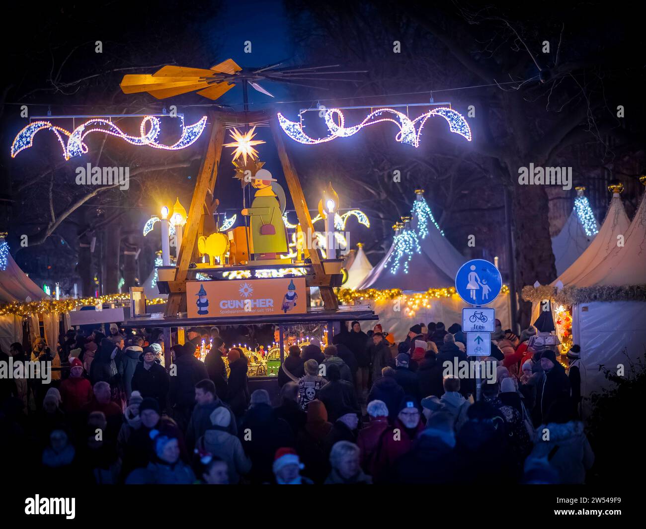 Augustusmarkt Weihnachtsmarkt auf der Hauptstrasse in der Dresdner