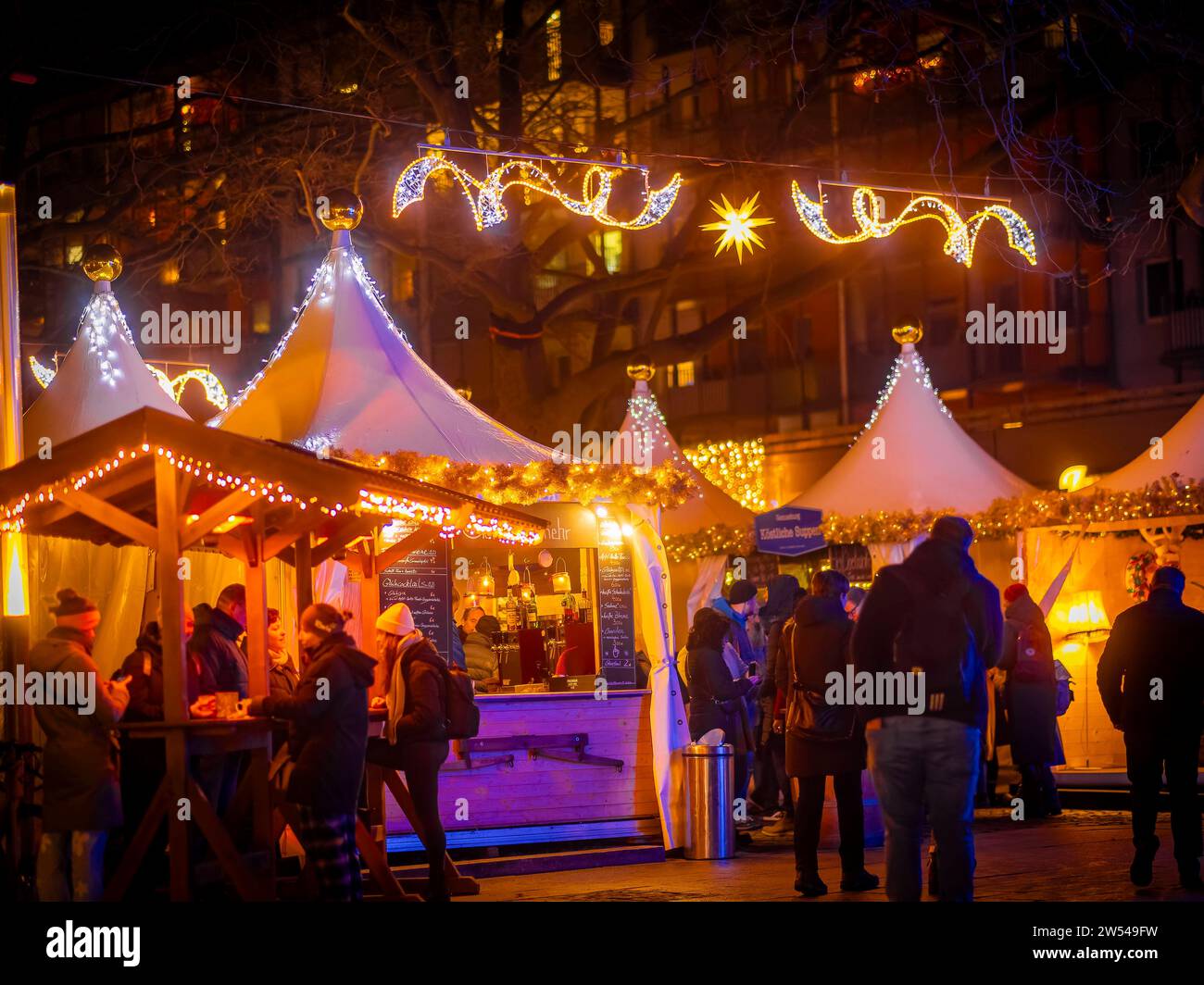 Augustusmarkt Weihnachtsmarkt auf der Hauptstrasse in der Dresdner Neustadt. Dresden Sachsen