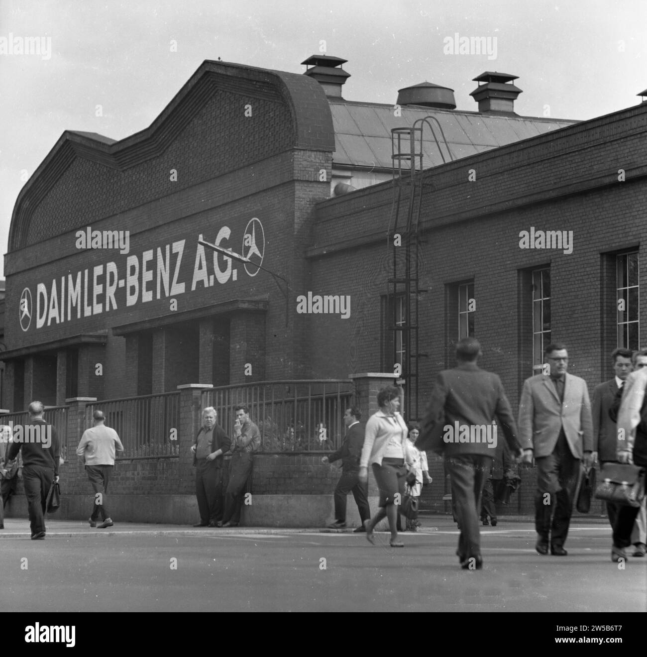 Mercedes benz factory Black and White Stock Photos & Images - Alamy