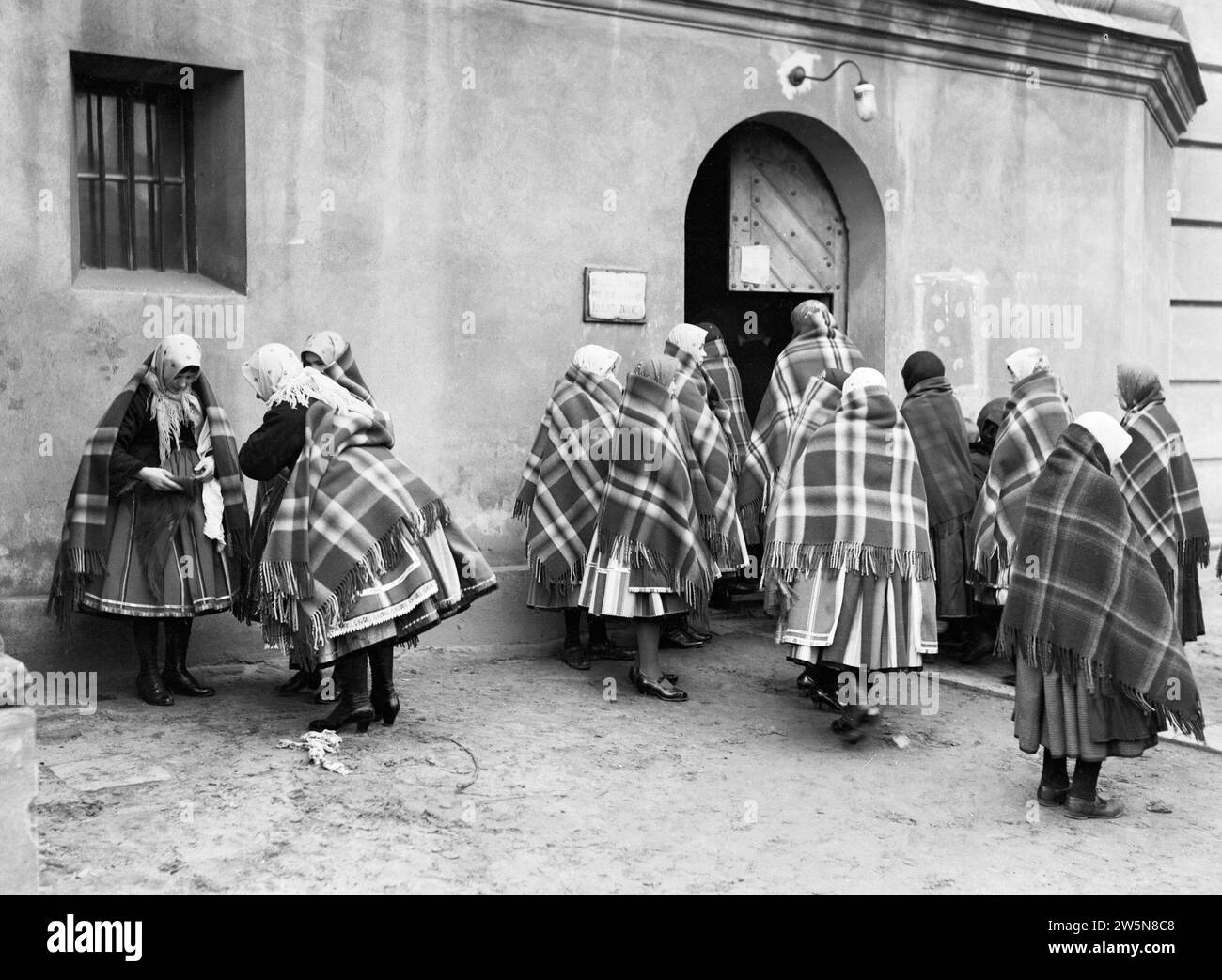 women-in-lowicz-attending-church-hi-res-stock-photography-and-images