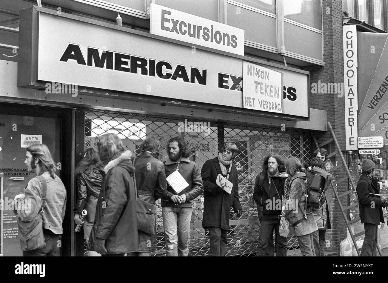 Sign Nixon sign the treaty at American Express in Amsterdam ca. December 27, 1972 Stock Photo