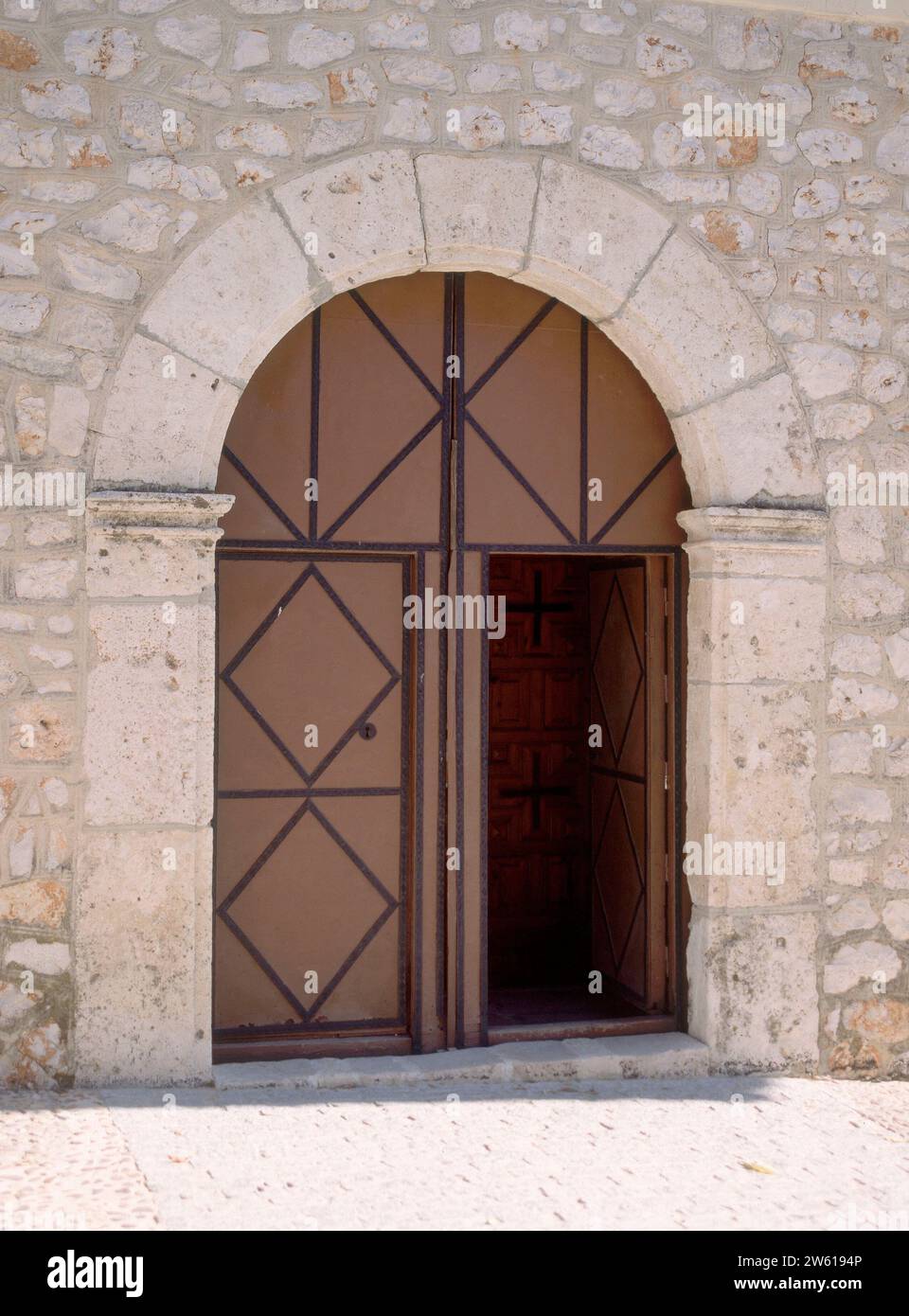 PORTADA MERIDIONAL DE LA IGLESIA DEDICADA A SAN MARTIN OBISPO. Location