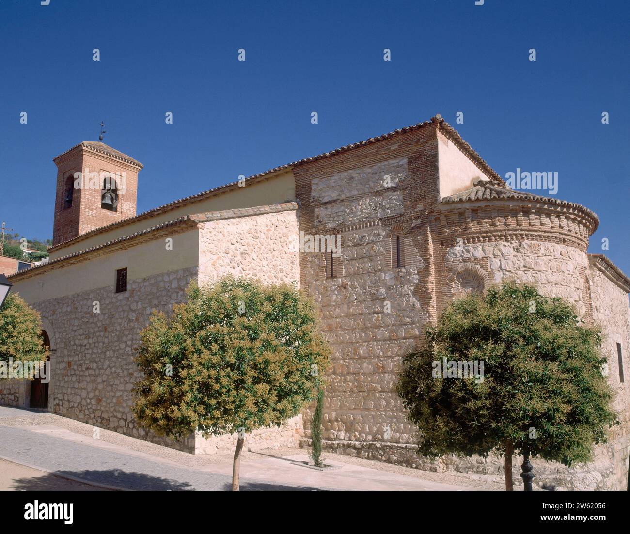 FACHADA MERIDIONAL Y ABSIDE DE LA IGLESIA DEDICADA A SAN MARTIN OBISPO